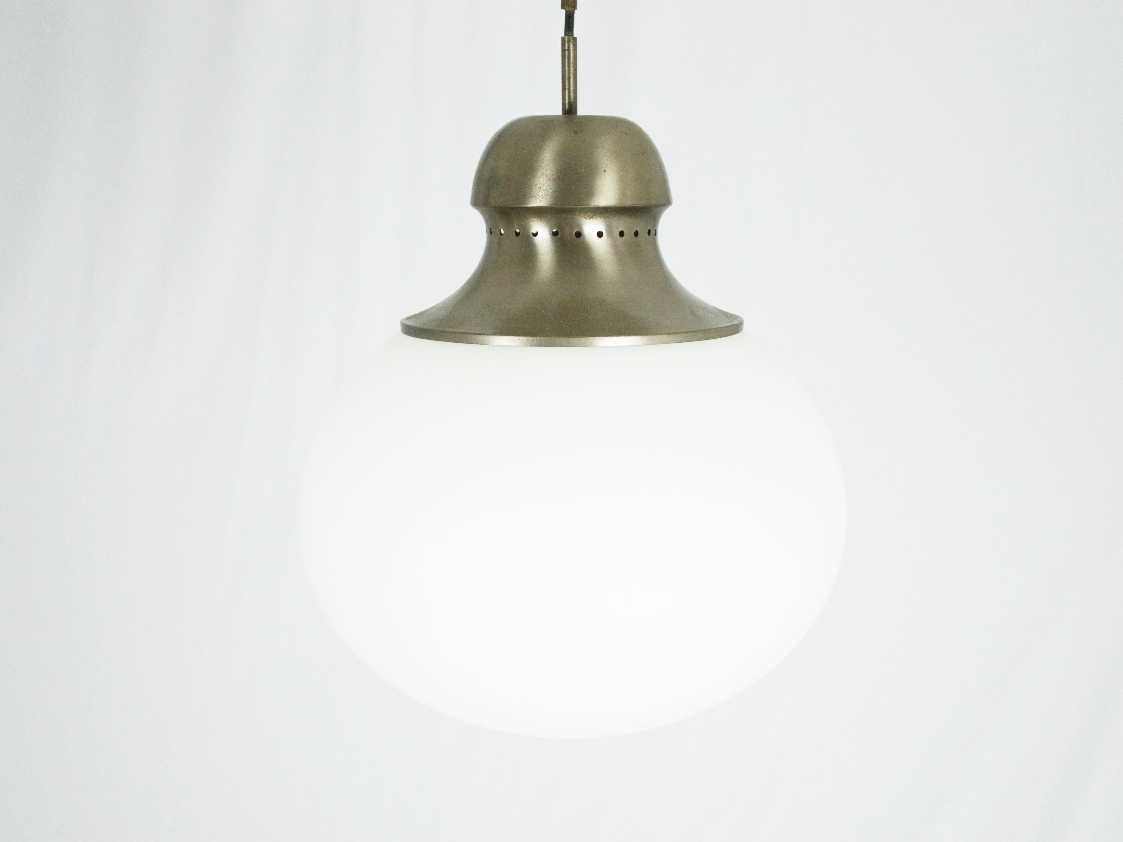 Questa lampada a sospensione A298 è stata prodotta in Italia da Candle. È realizzato in ottone nichelato e paralume in vetro opalino. La lunghezza del cavo può essere modificata su richiesta.