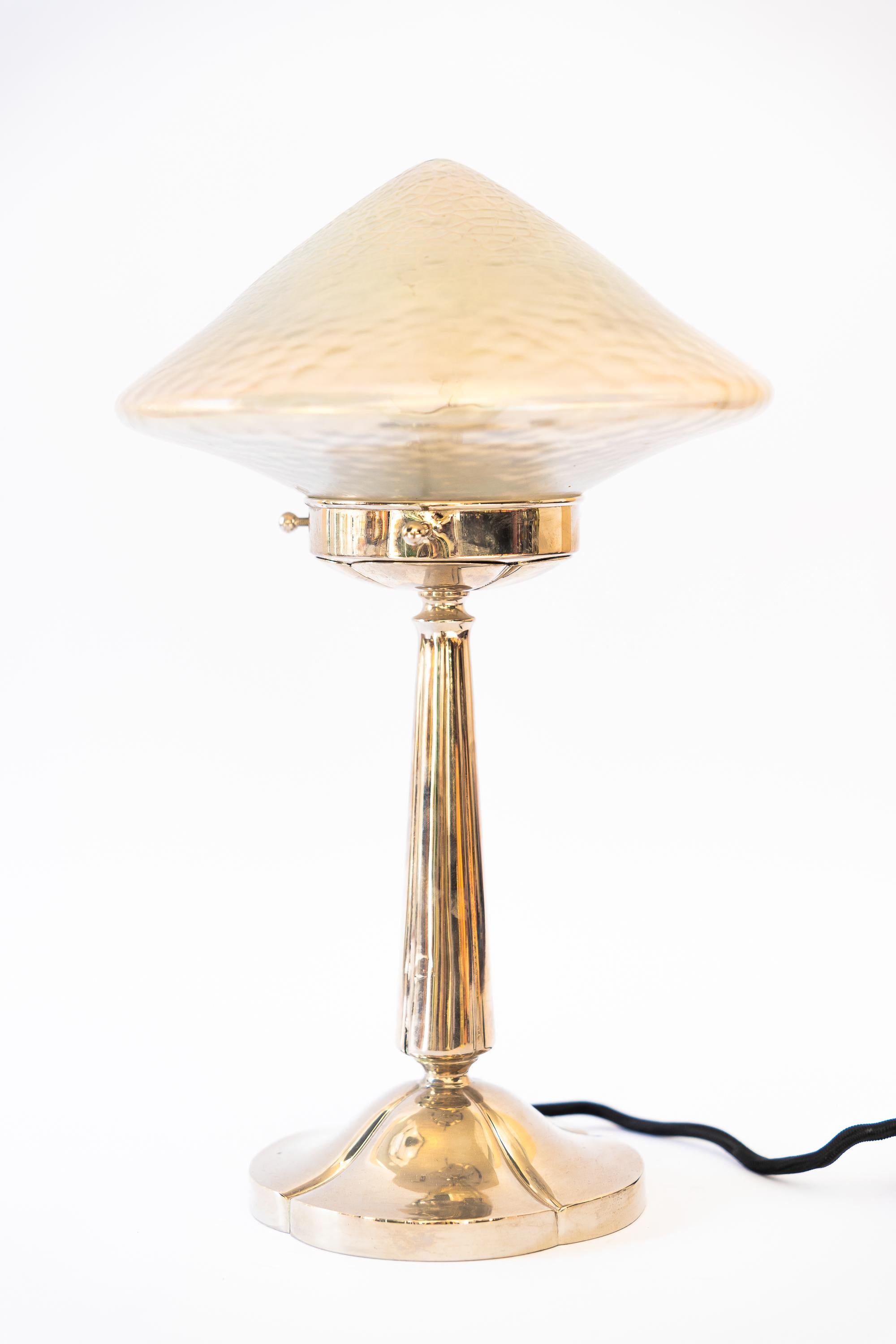 Nickel-plated brass table lamp with beautiful glass.
Original condition