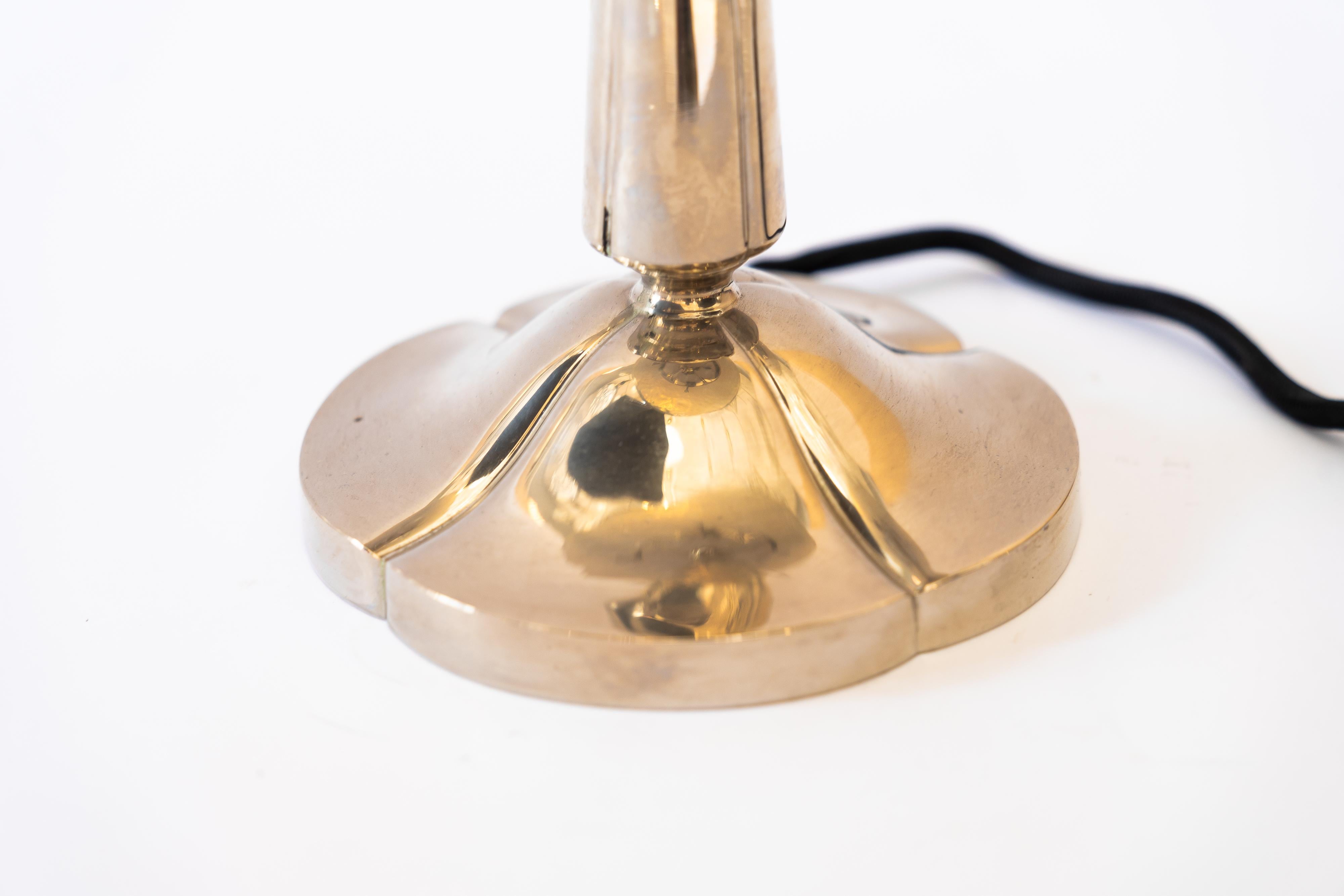 Nickel-Plated Brass Table Lamp with Beautiful Glass In Good Condition For Sale In Wien, AT