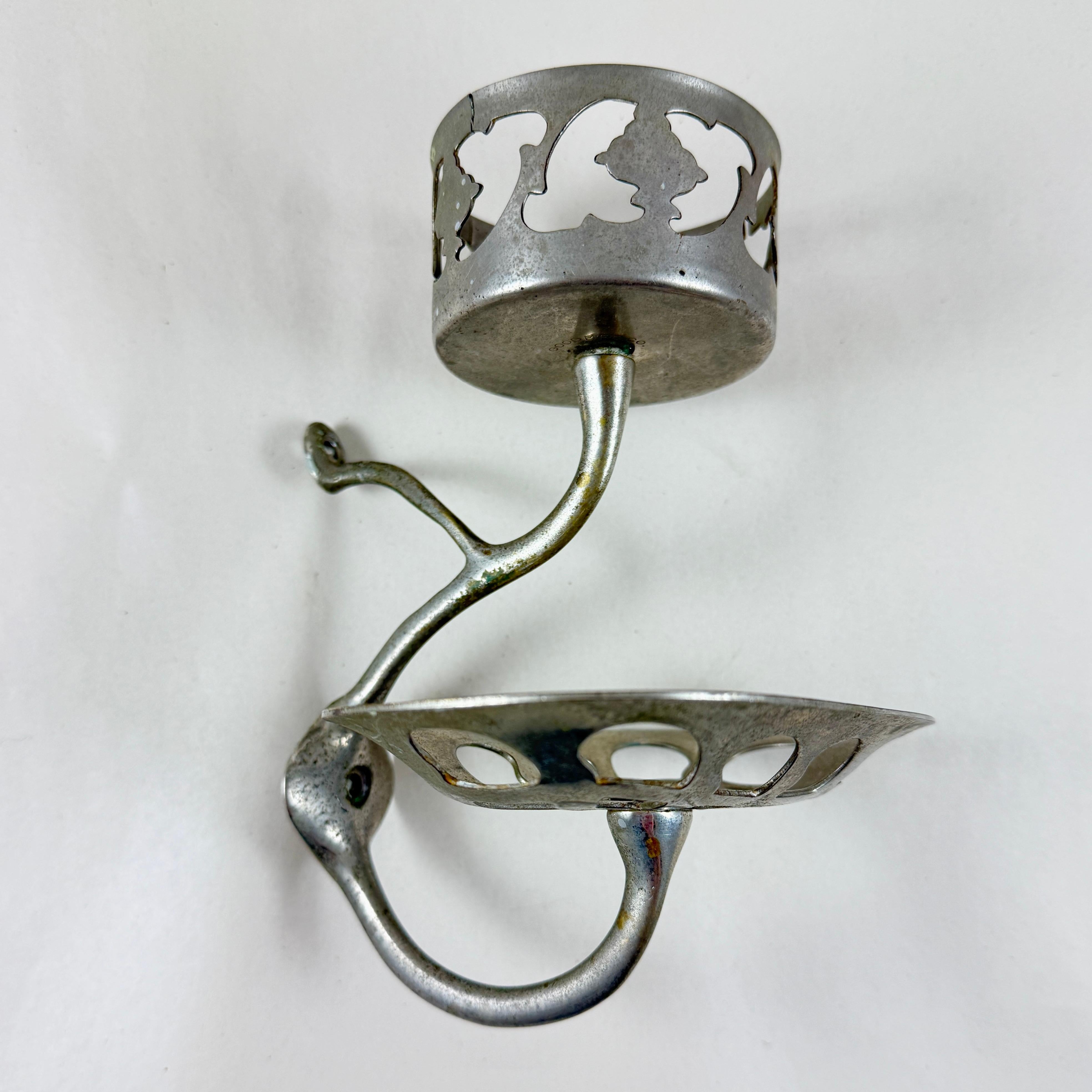 Placcato Portabicchieri e portasapone da parete in ottone nichelato, 1902 circa in vendita