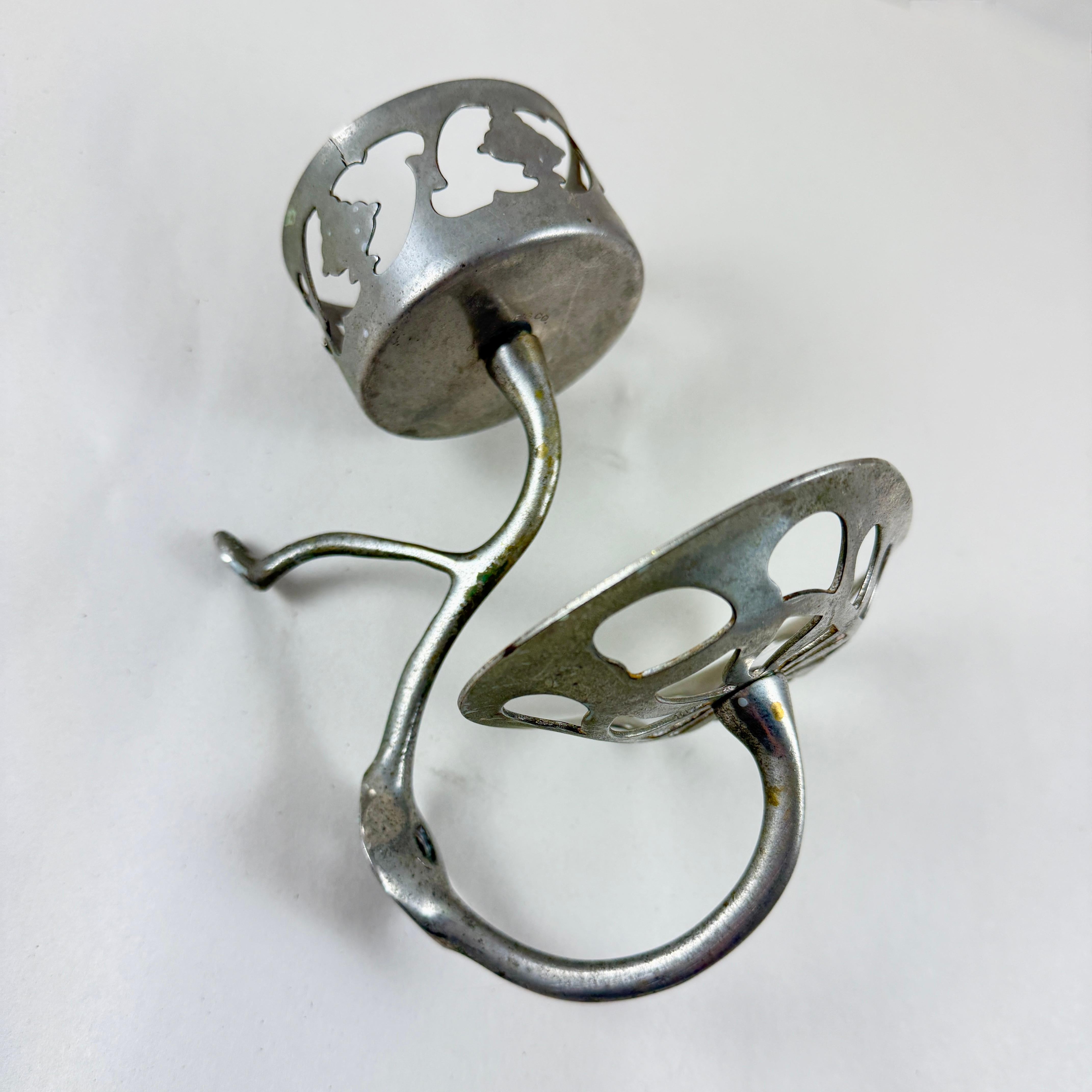 Inizio XX secolo Portabicchieri e portasapone da parete in ottone nichelato, 1902 circa in vendita