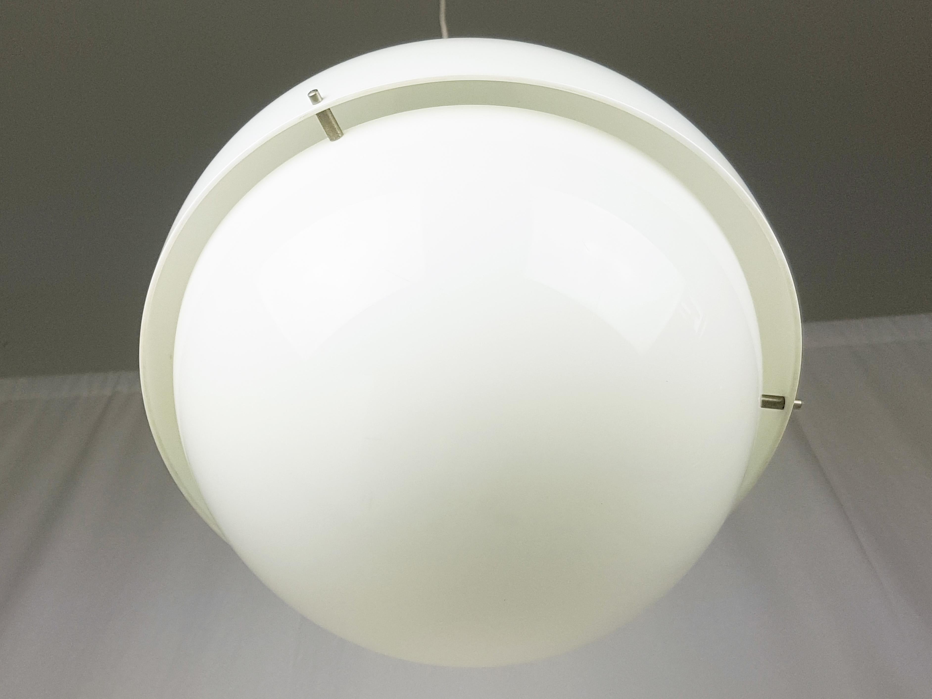 Ère spatiale Lampe à suspension en laiton nickelé et plastique blanc des années 60 par Bandini Buti pour Kartell en vente
