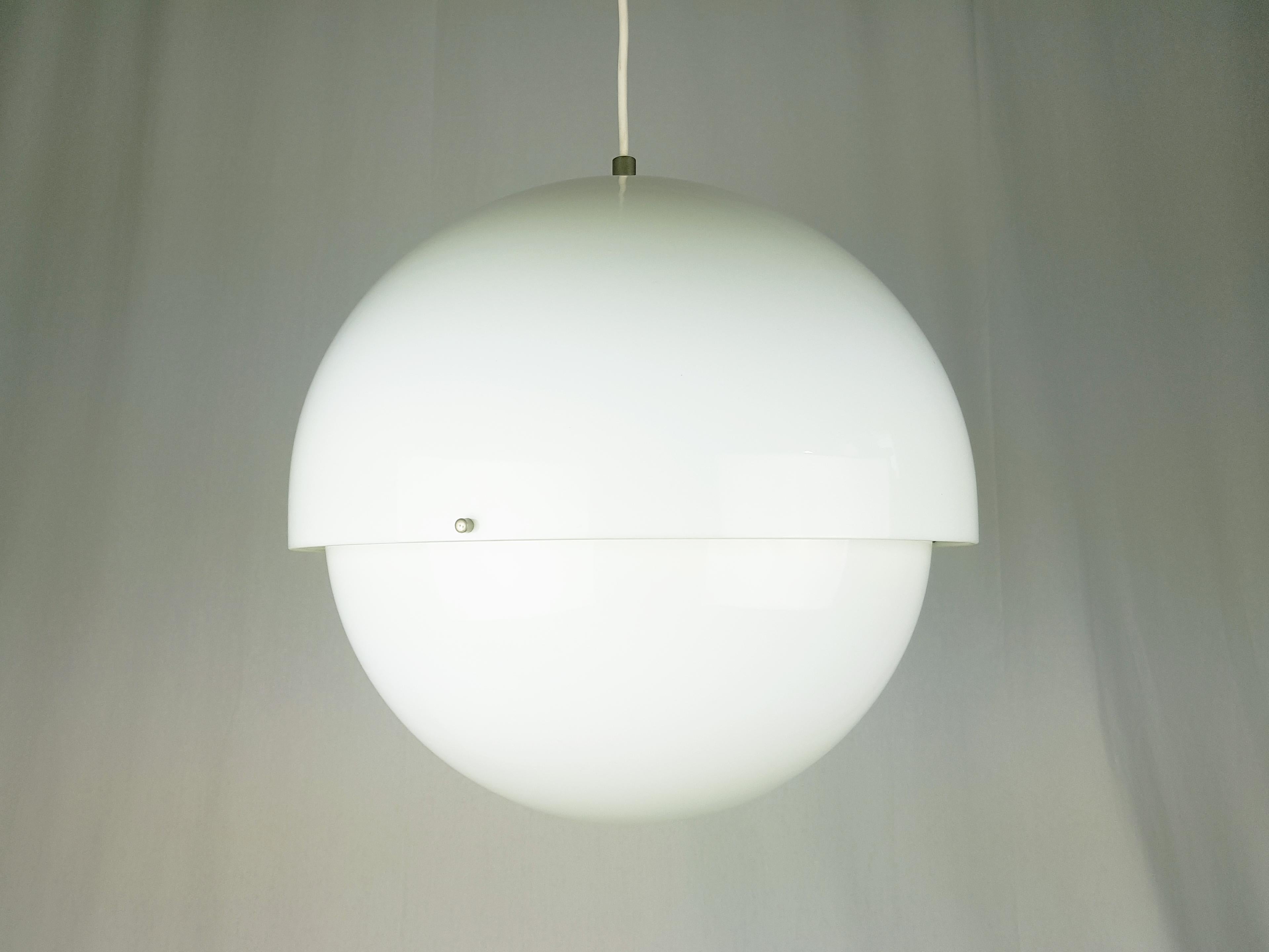 Lampe à suspension en laiton nickelé et plastique blanc des années 60 par Bandini Buti pour Kartell Bon état - En vente à Varese, Lombardia