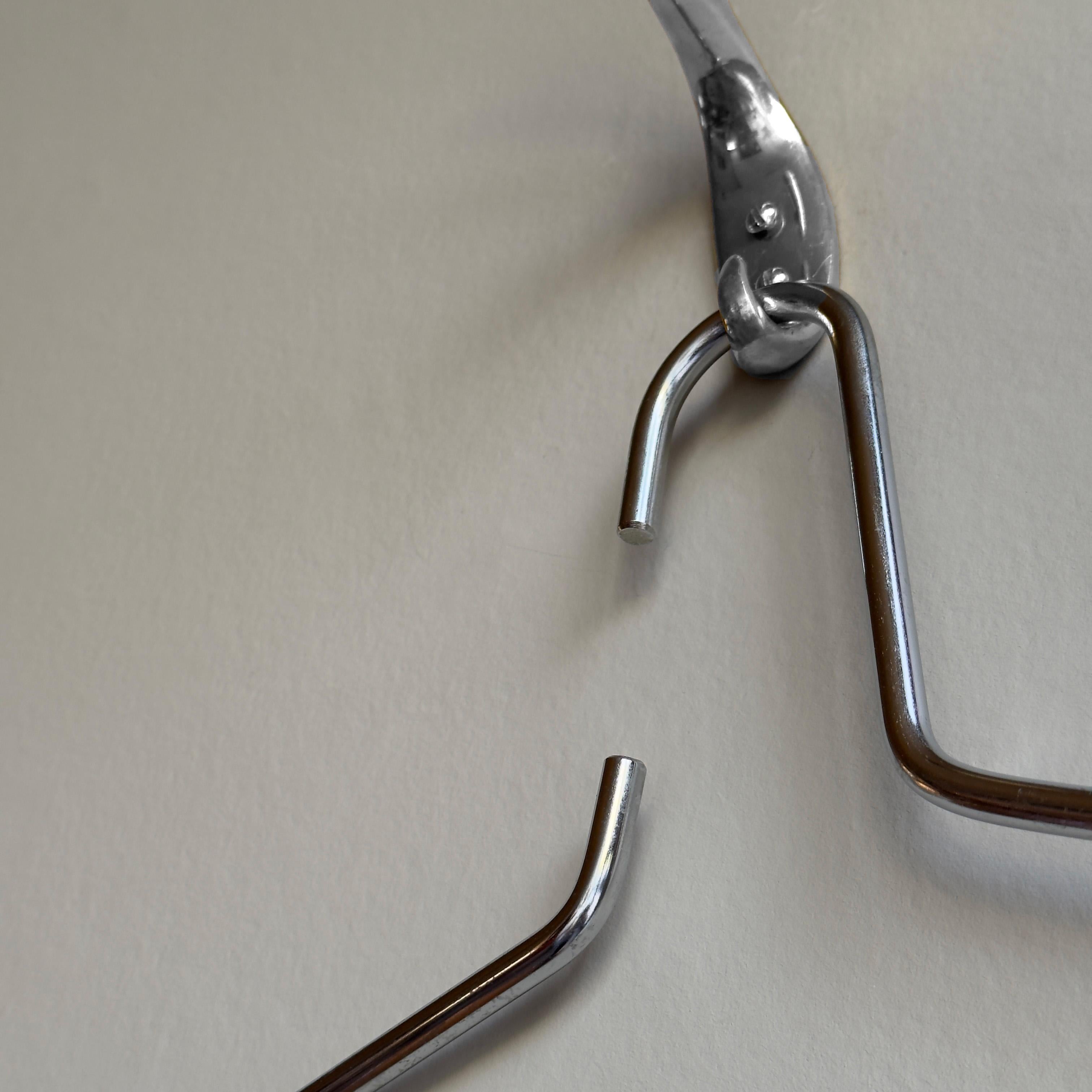 Un appendiabiti in ottone nichelato progettato dall'architetto e designer Carl Auböck III negli anni Sessanta. Un appendiabiti creato da un'unica linea di tubolari in ottone nichelato, questo design di ispirazione industriale rappresenta l'estetica
