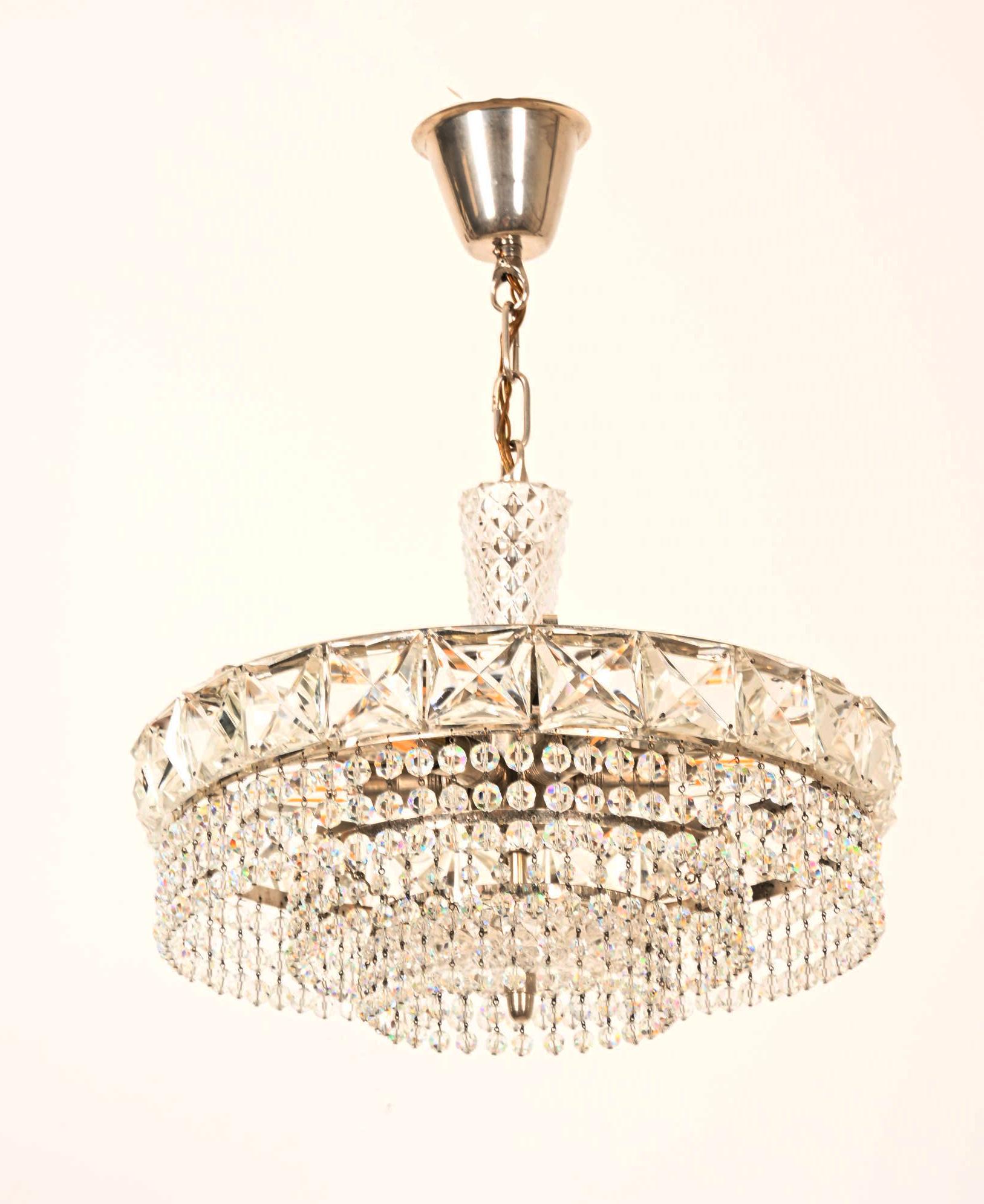 Mid-Century moderno Lampadario in cristallo tagliato nichelato in vendita