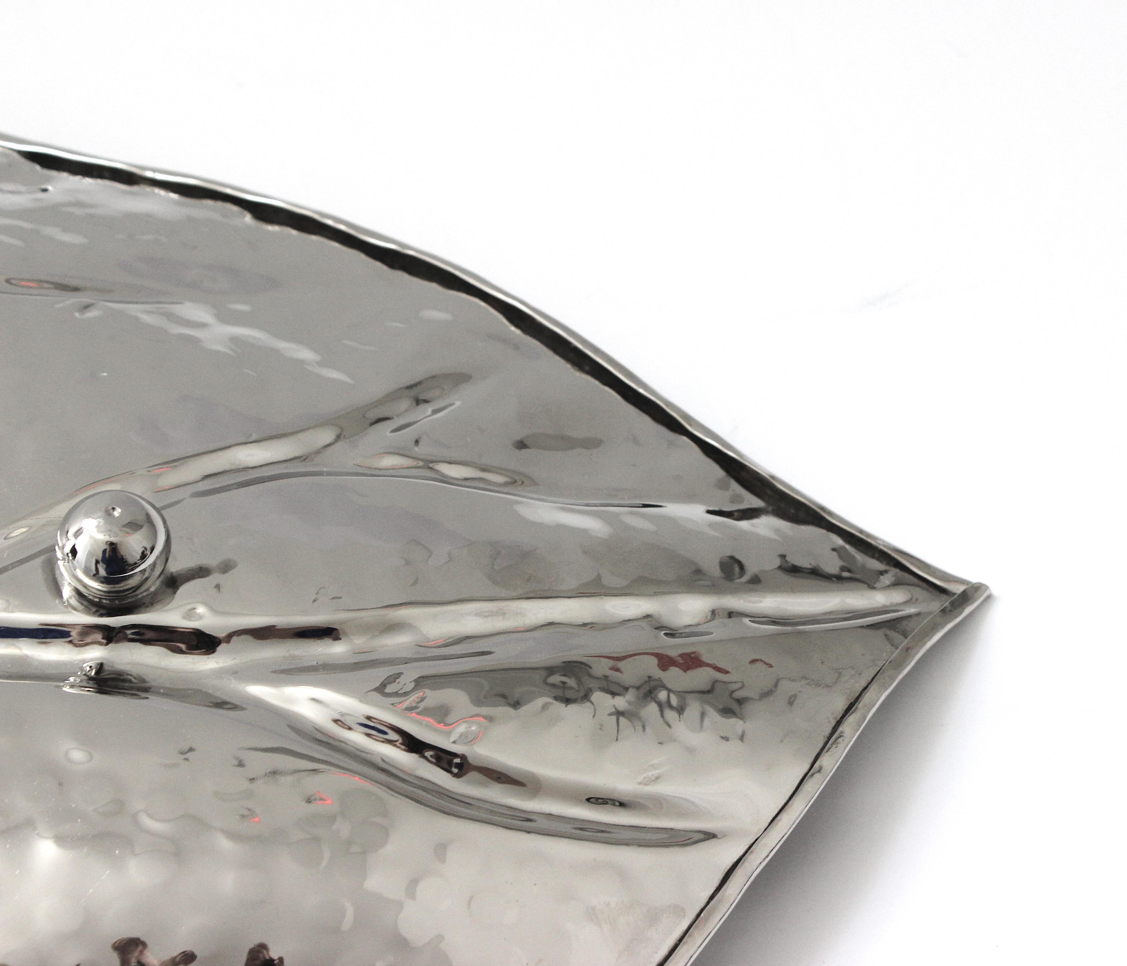 Plateau de service en forme de feuille en métal nickelé par Iconic Snob Galeries en vente 3