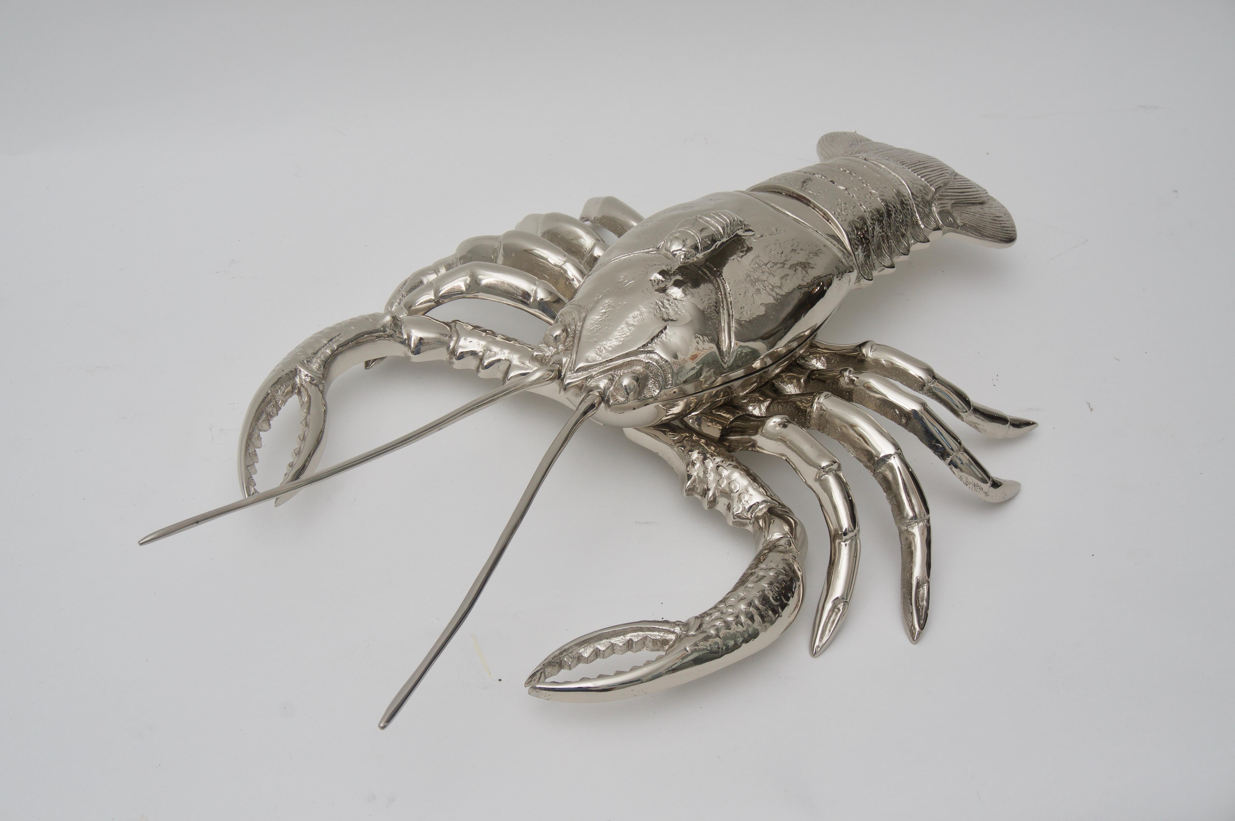 Diese lebensgroße Hummerfigur eignet sich perfekt zum Aufbewahren von Süßigkeiten oder zum Servieren einer besonderen Leckerei und ist ein echter Hingucker. Das Stück wird von Angel & Zevallos aus Palm Beach produziert 

 