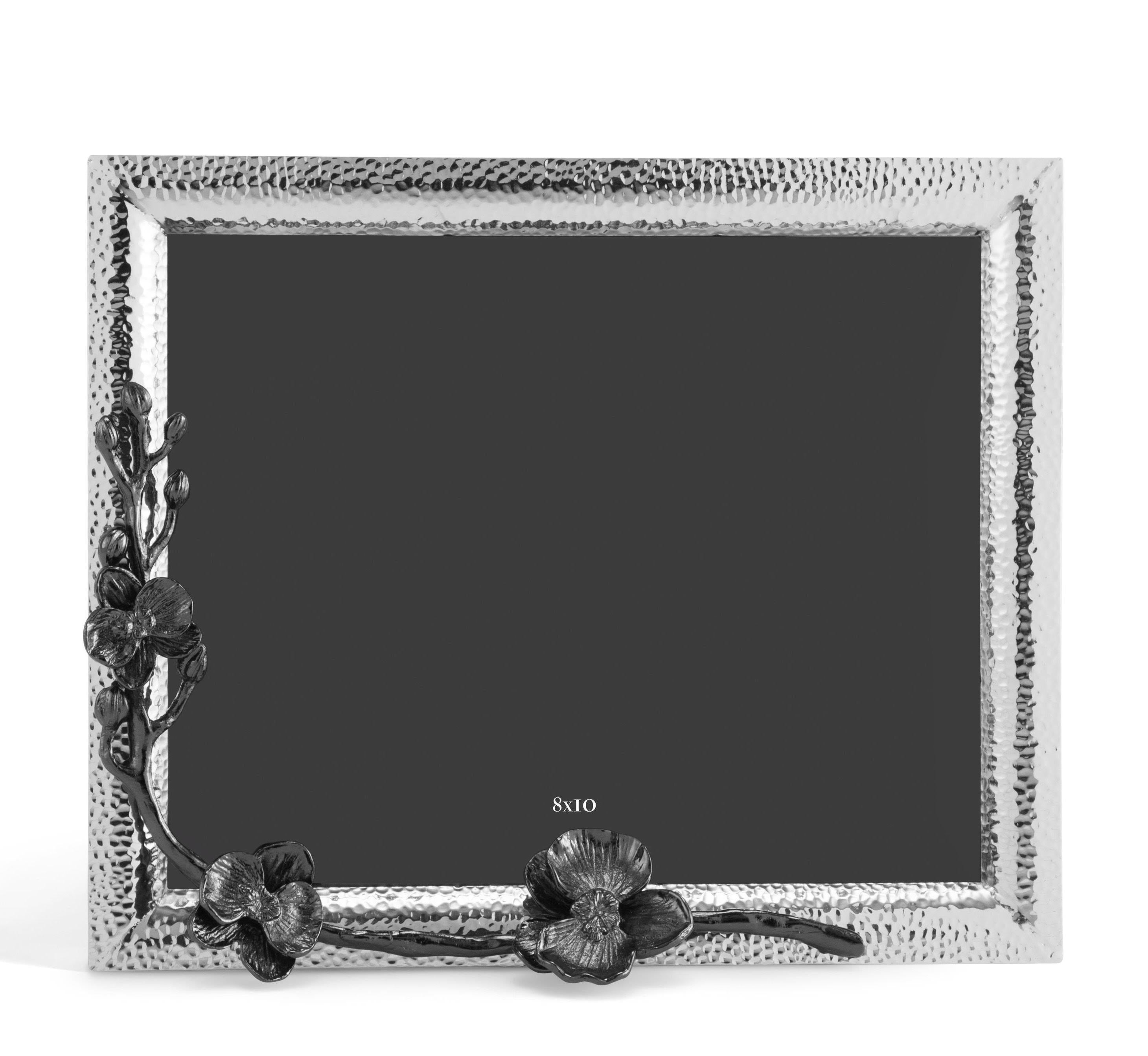 Marco de fotos grande de metal niquelado bellamente elaborado con un diseño de orquídeas negras superpuestas.

Gran marco de fotos contemporáneo hecho a mano en chapa niquelada con un delicado diseño de orquídea negra en chapa niquelada negra. Puede