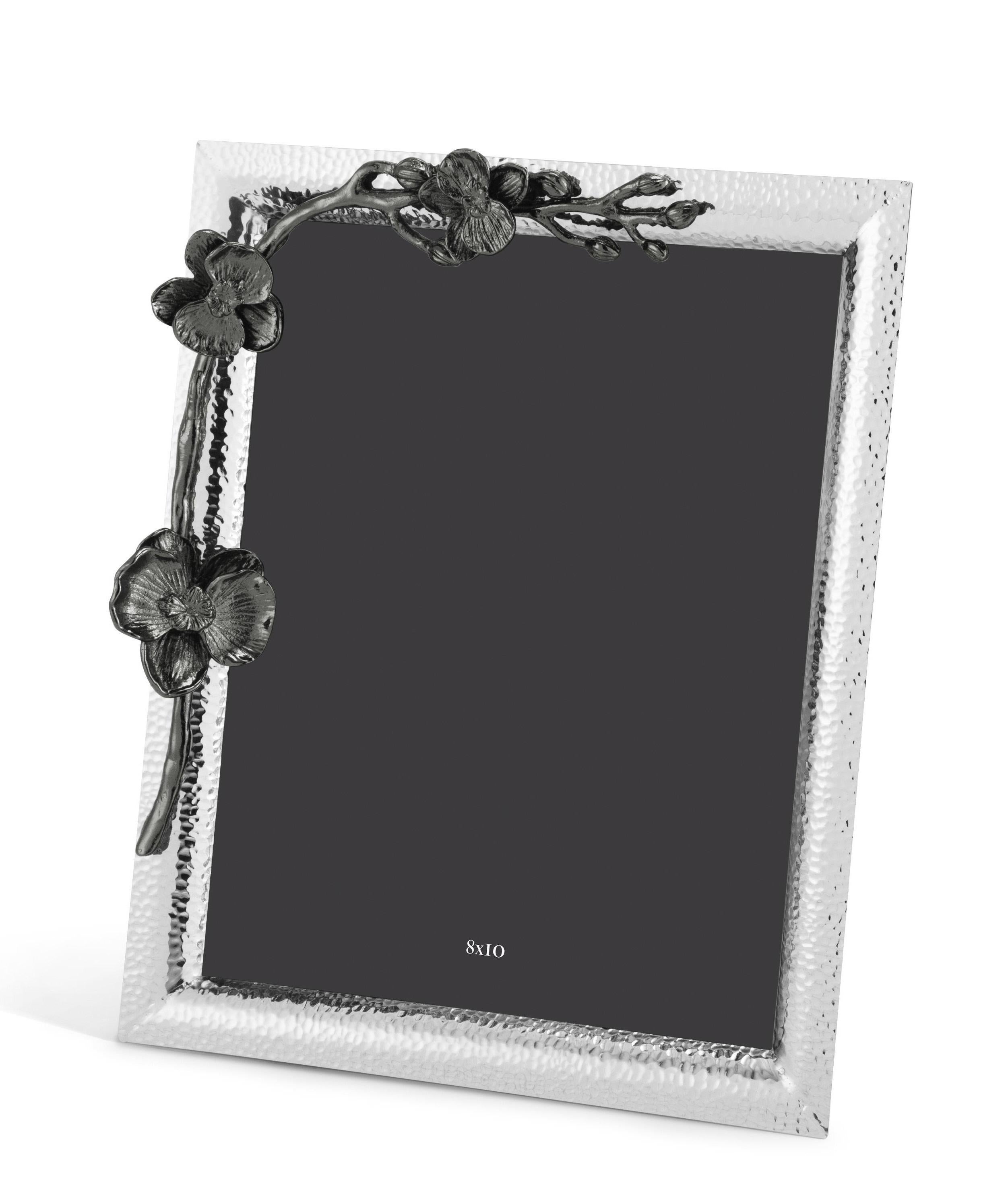 Marco de fotos grande de metal niquelado con diseño de orquídeas negras superpuestas. Chapado en venta