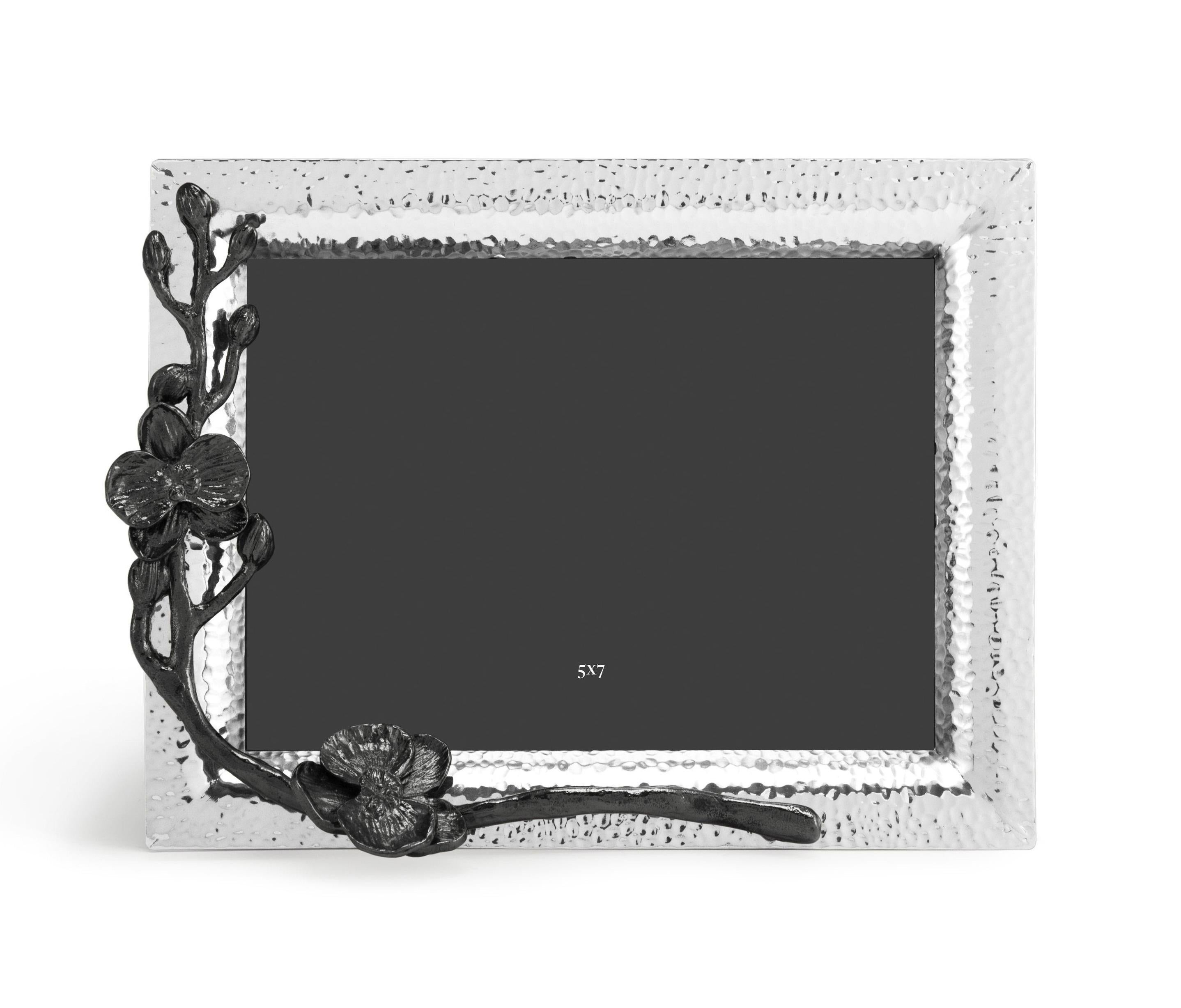 Marco de fotos mediano de metal niquelado bellamente elaborado con un diseño de orquídeas negras superpuestas.

Marco de fotos contemporáneo de tamaño mediano hecho a mano en chapa niquelada con un delicado diseño de orquídea negra en chapa