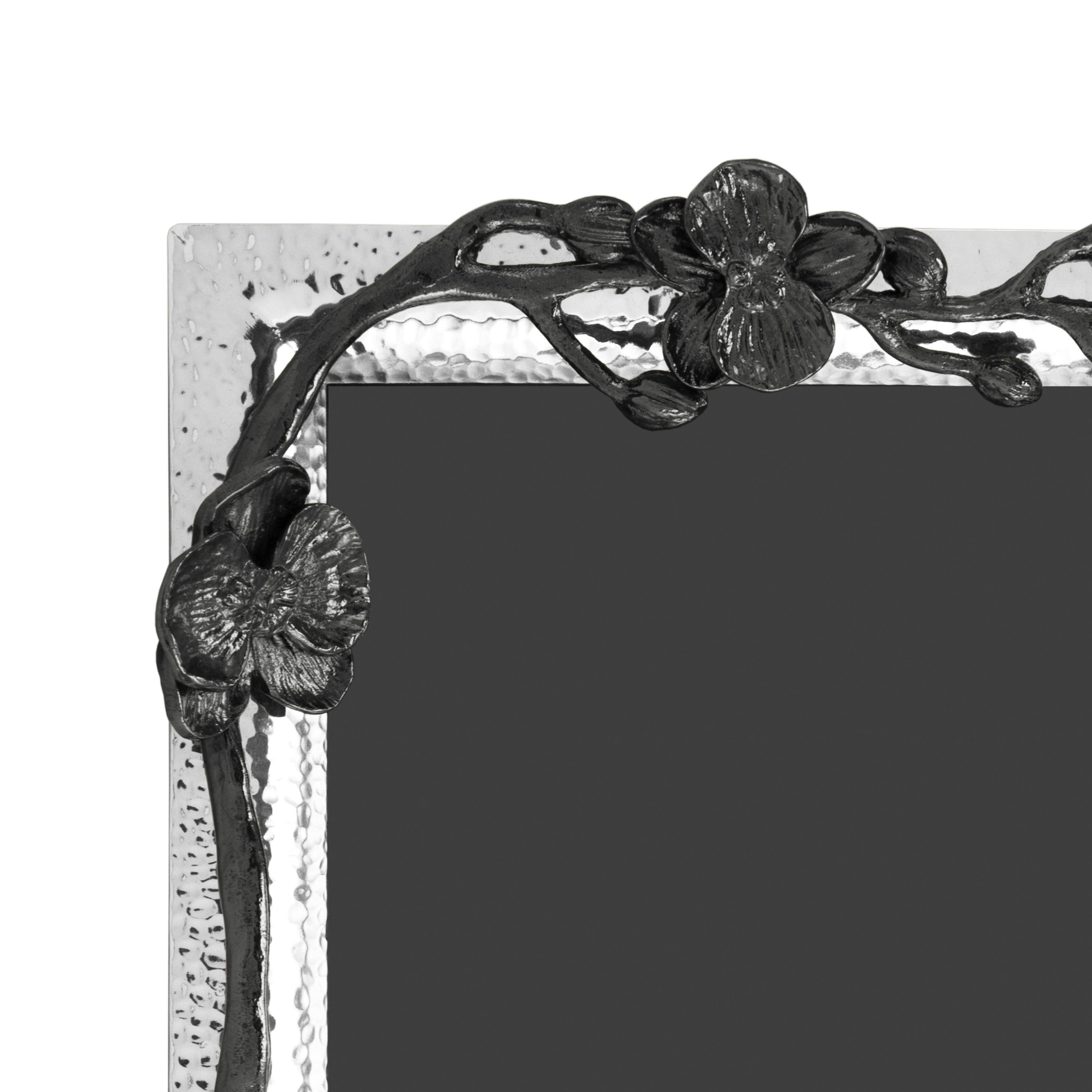 Marco de fotos mediano de metal niquelado con diseño de orquídeas negras superpuestas. Francés en venta