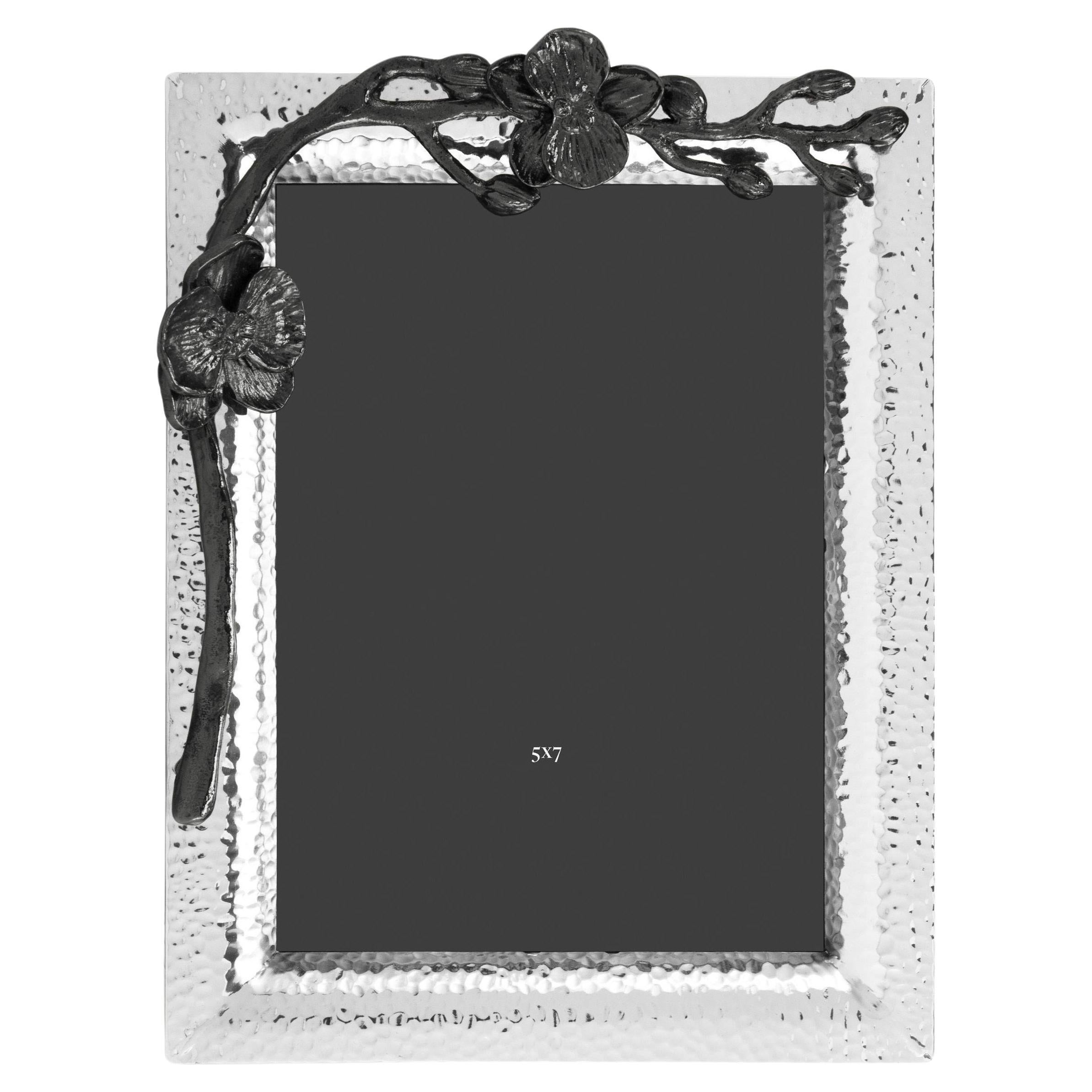 Marco de fotos mediano de metal niquelado con diseño de orquídeas negras superpuestas.