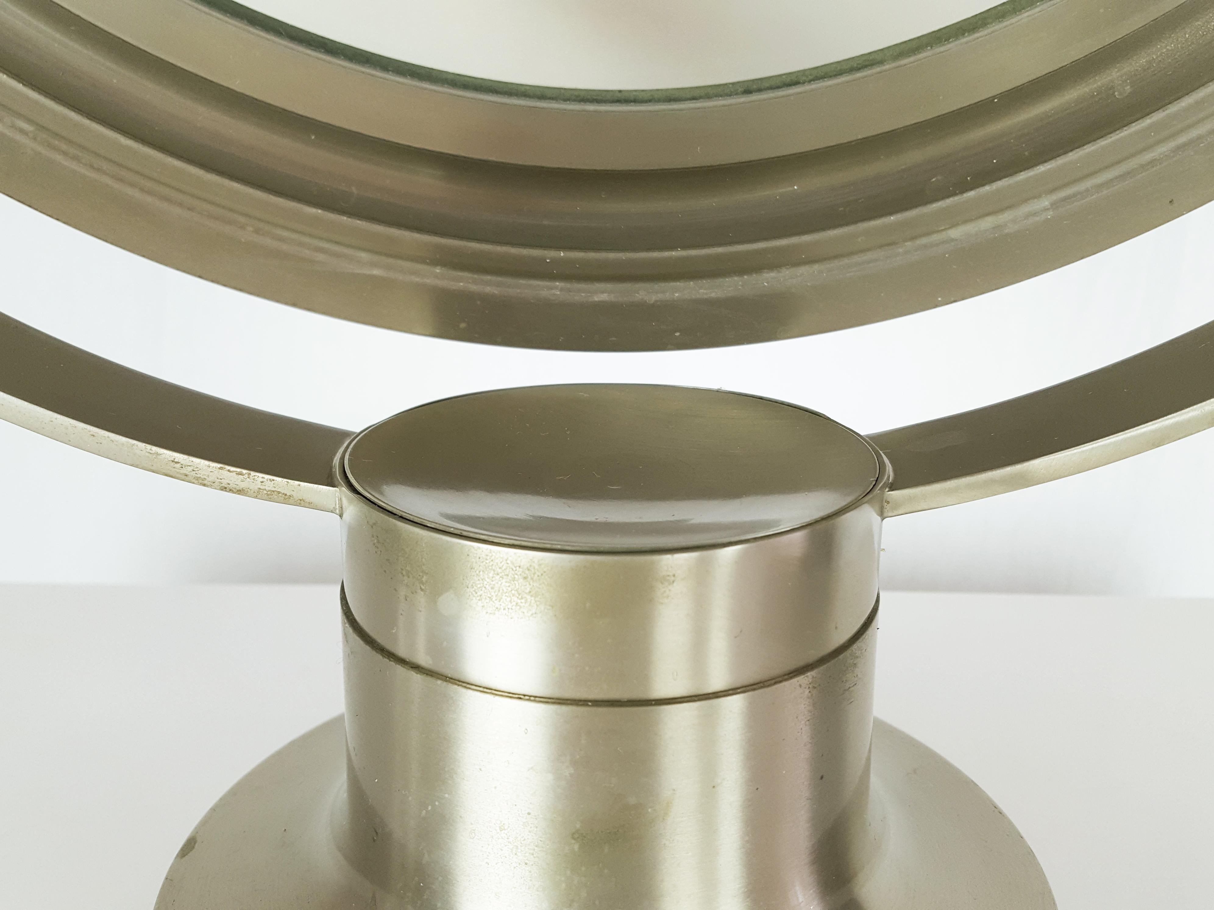 Miroir de table en métal nickelé brossé avec miroir pivotant. Son design et sa période de production ressemblent à des produits similaires d'Artemide. Très bon état.