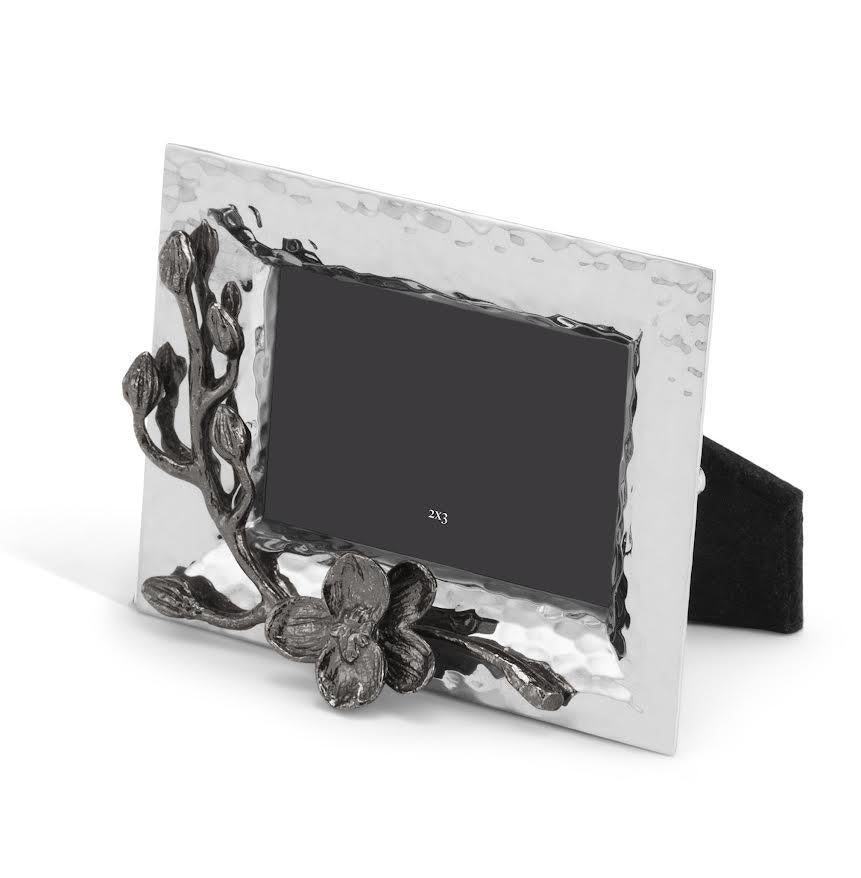 Precioso marco de fotos en miniatura niquelado, de diseño contemporáneo con forma de orquídea negra.

Precioso marco de fotos en miniatura de metal niquelado hecho a mano y adornado con graciosas orquídeas de metal niquelado negro. Adecuado tanto