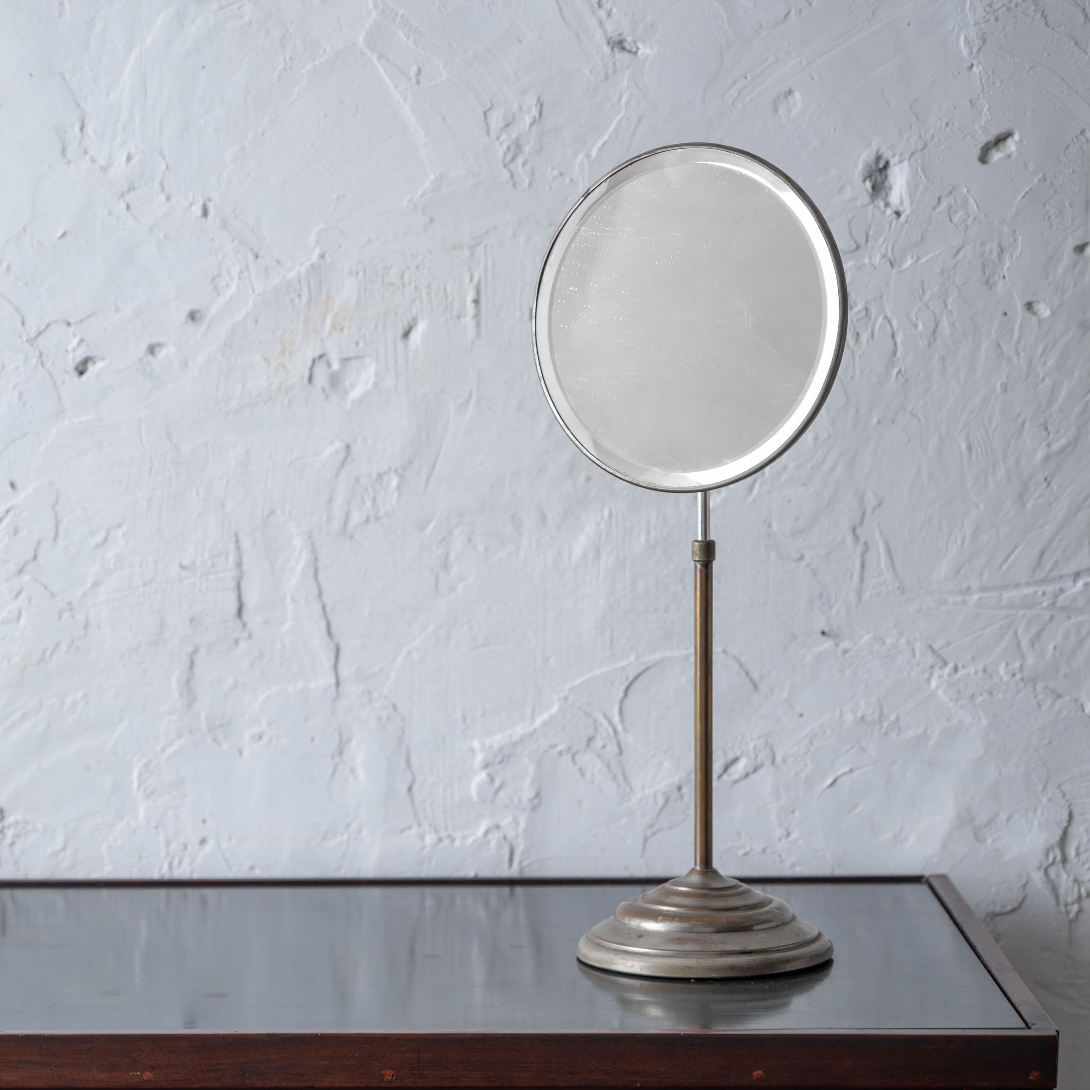 Miroir de rasage réglable en nickel et cuivre, années 1920.



8 pouces de large par 6 pouces de profondeur par 14 ¾ pouces de haut, ajustable jusqu'à 19 pouces de haut.



