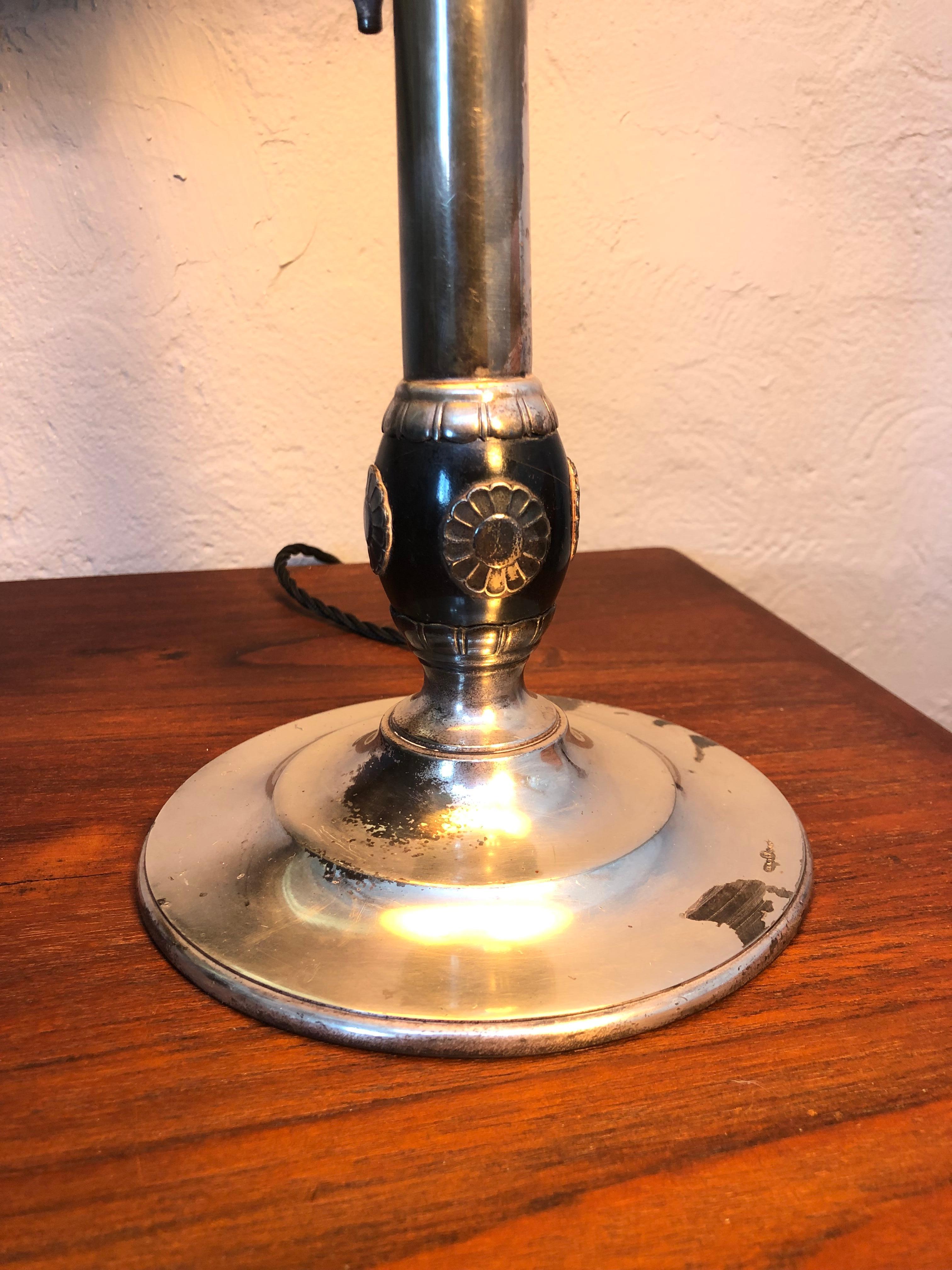 Art nouveau Lampe de bureau Art Déco en argent nickelé des années 1930 en vente