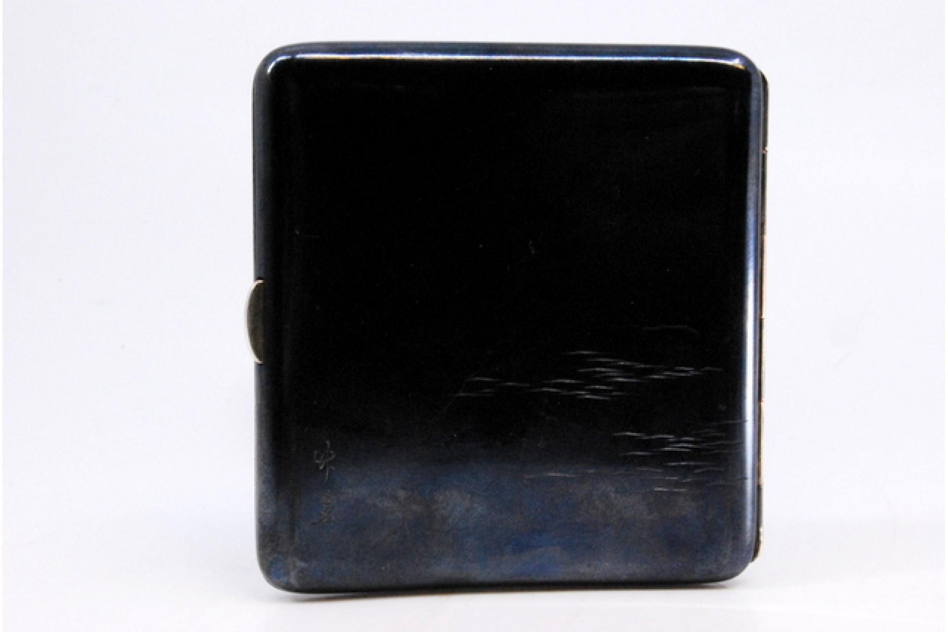 European Nickel-plated silver case with Japanese motifs, curved shape, hinged lid For Sale