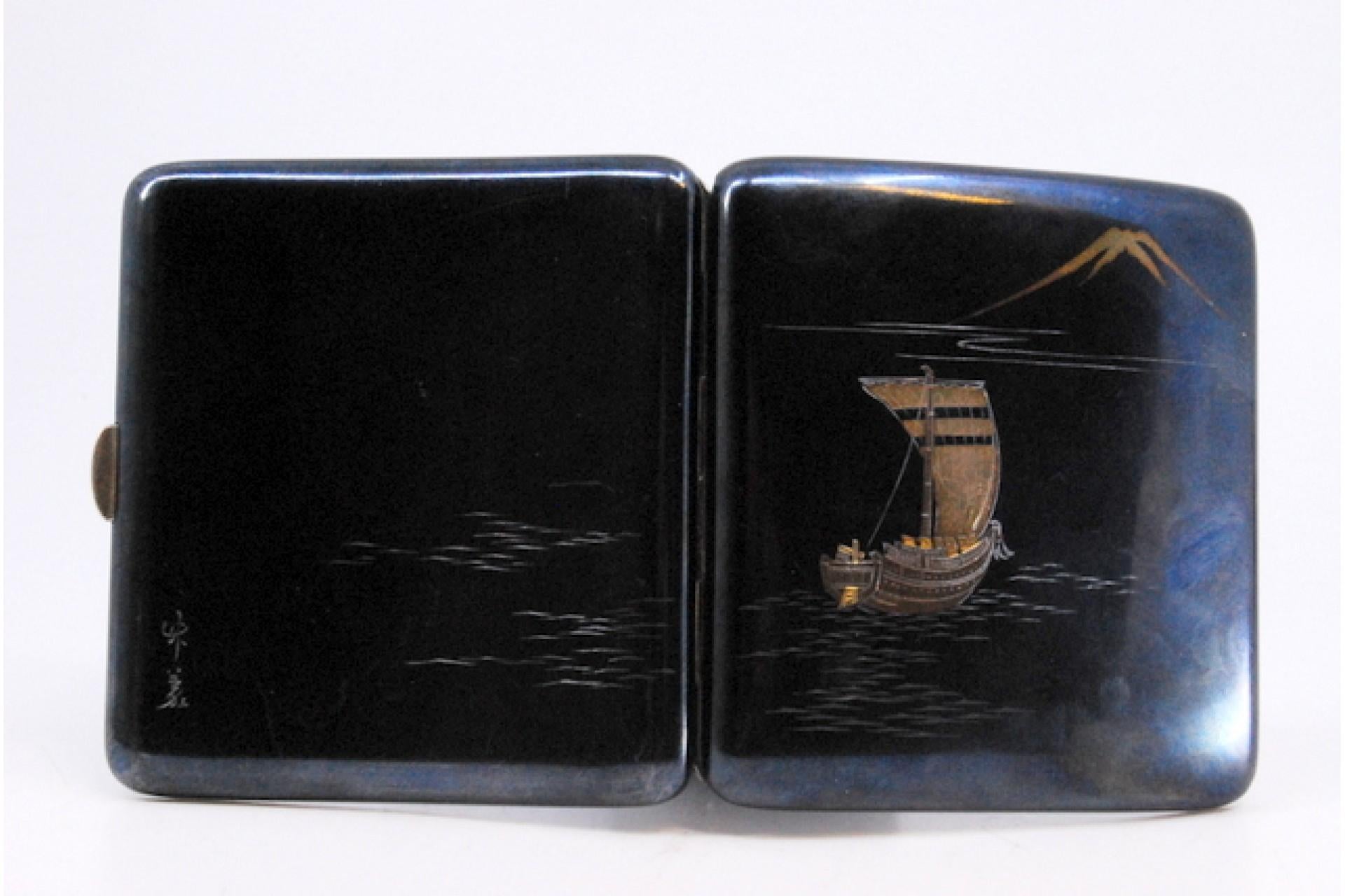 Nickel-plated silver case with Japanese motifs, curved shape, hinged lid In Good Condition For Sale In Porto, PT