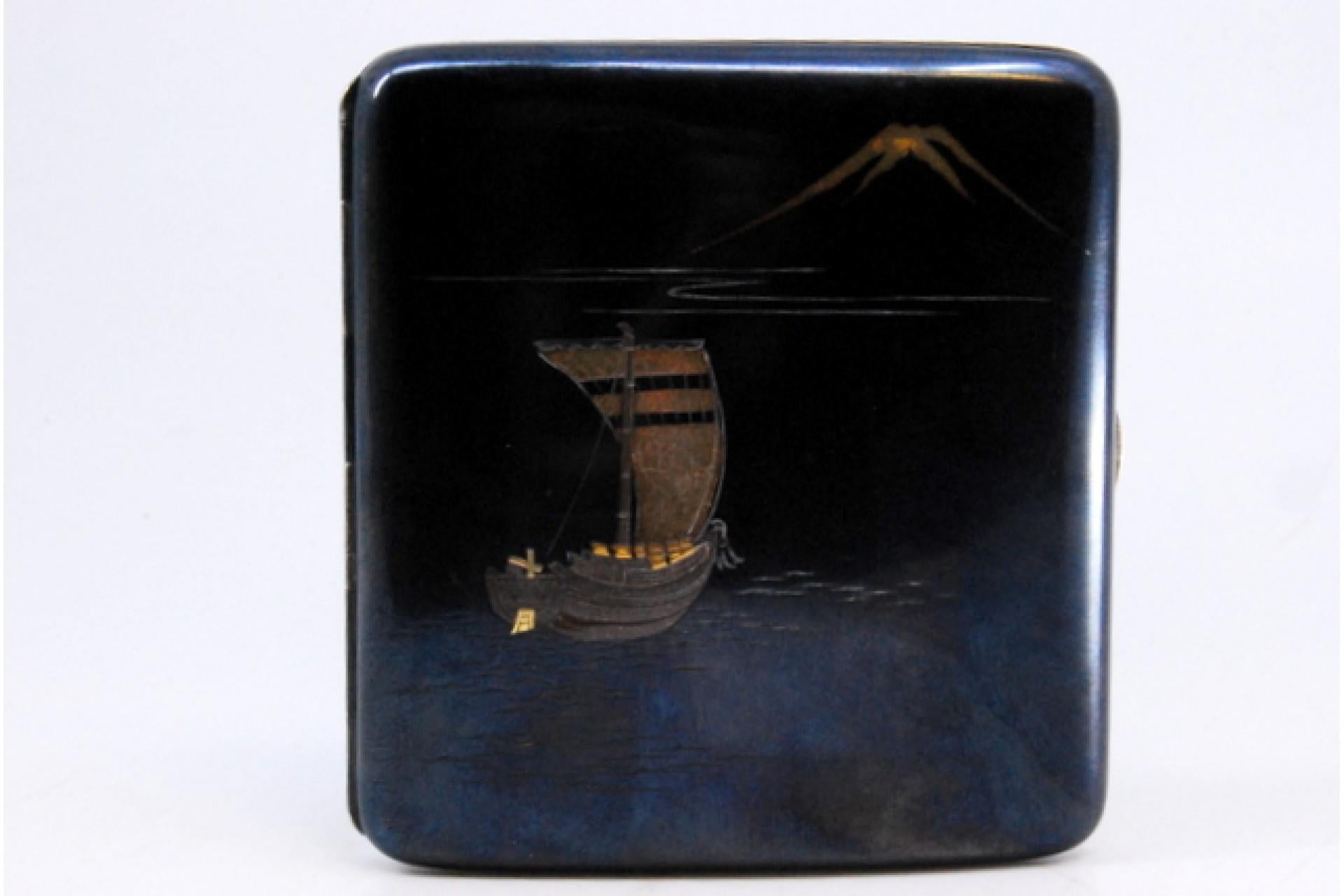 20th Century Nickel-plated silver case with Japanese motifs, curved shape, hinged lid For Sale