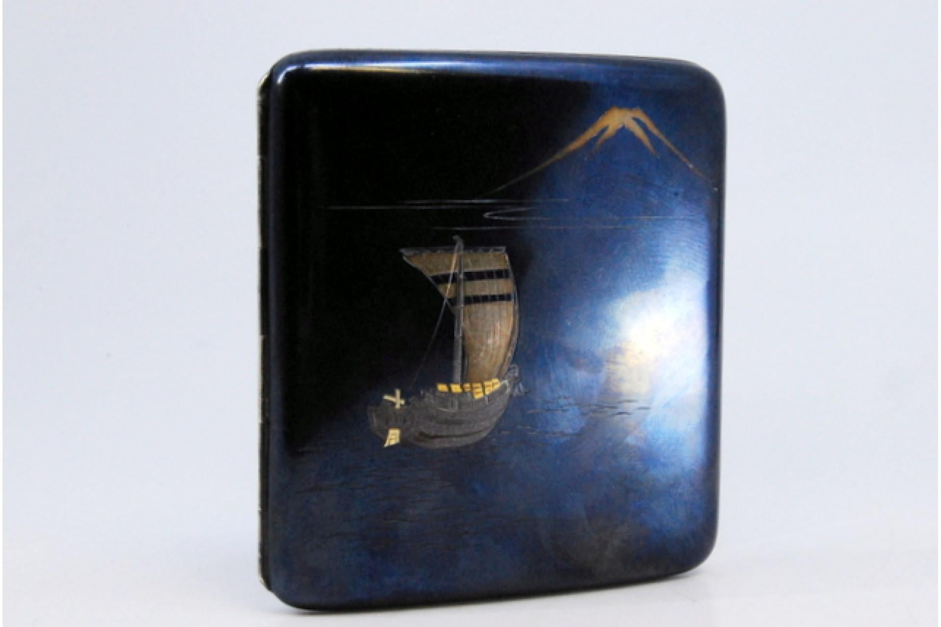 Silver Nickel-plated silver case with Japanese motifs, curved shape, hinged lid For Sale