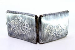 Pitillera de plata niquelada con flores y tapa abatible