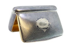 Tabatière nickelée avec carte monogramme et intérieur doré