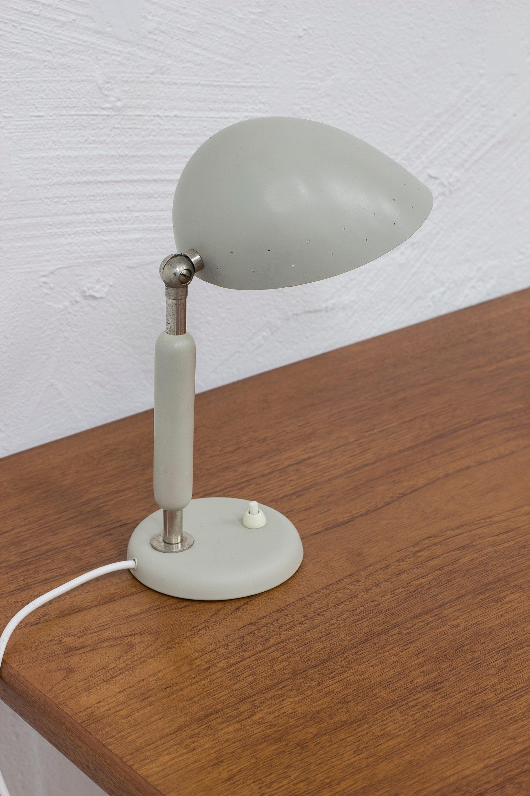 Scandinave moderne Lampe de table nickelée par Harald Notini pour Böhlmarks, Suède, années 1940-50 en vente