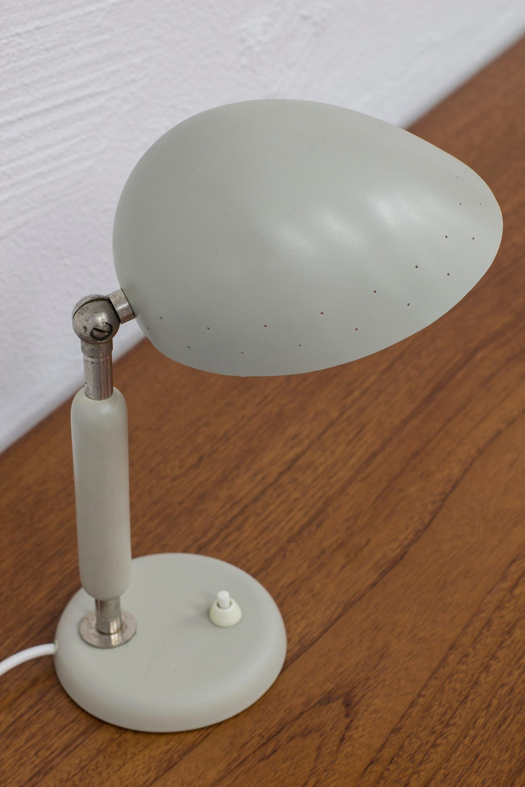 Swedish Nickel plated table Lamp by Harald Notini for Böhlmarks, Sweden, 1940-50s For Sale