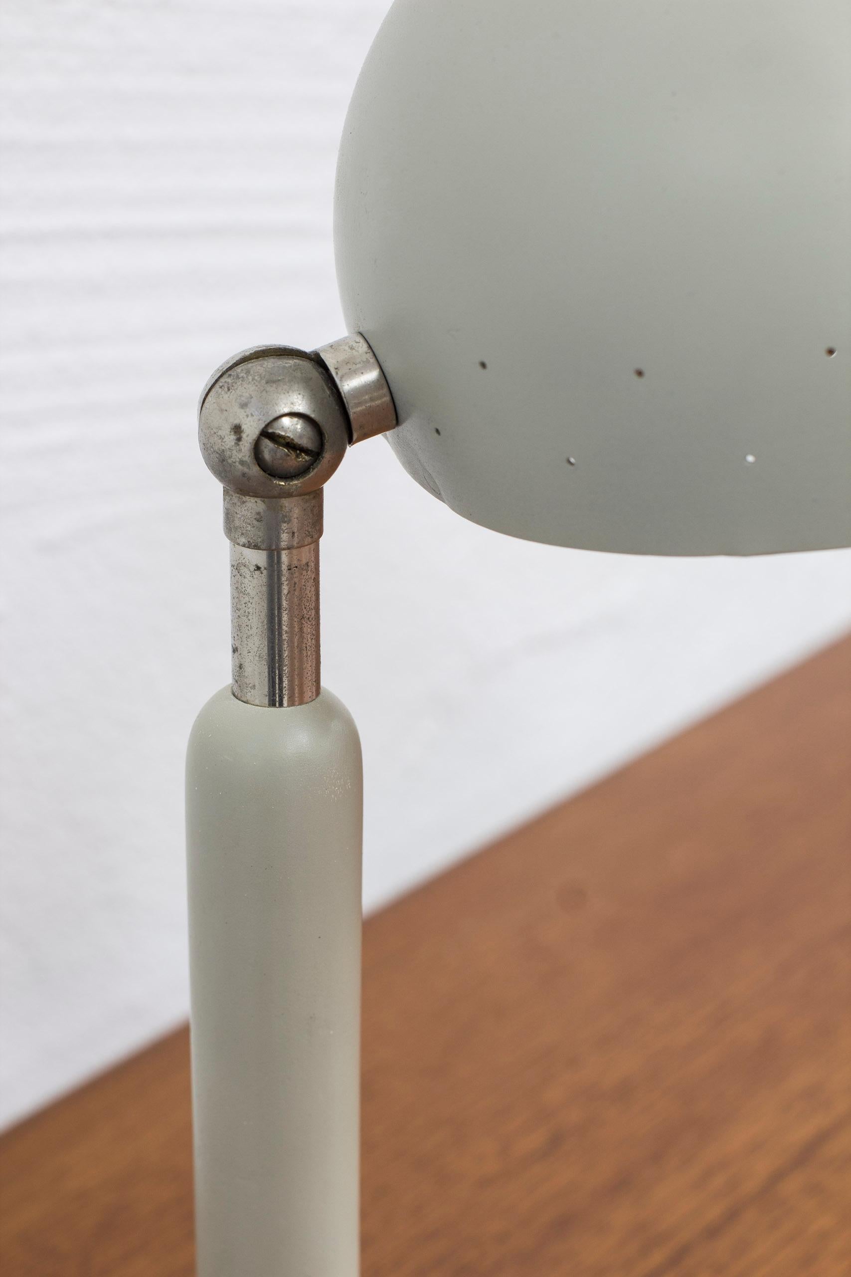 Nickel plated table Lamp by Harald Notini for Böhlmarks, Sweden, 1940-50s In Good Condition For Sale In Hägersten, SE