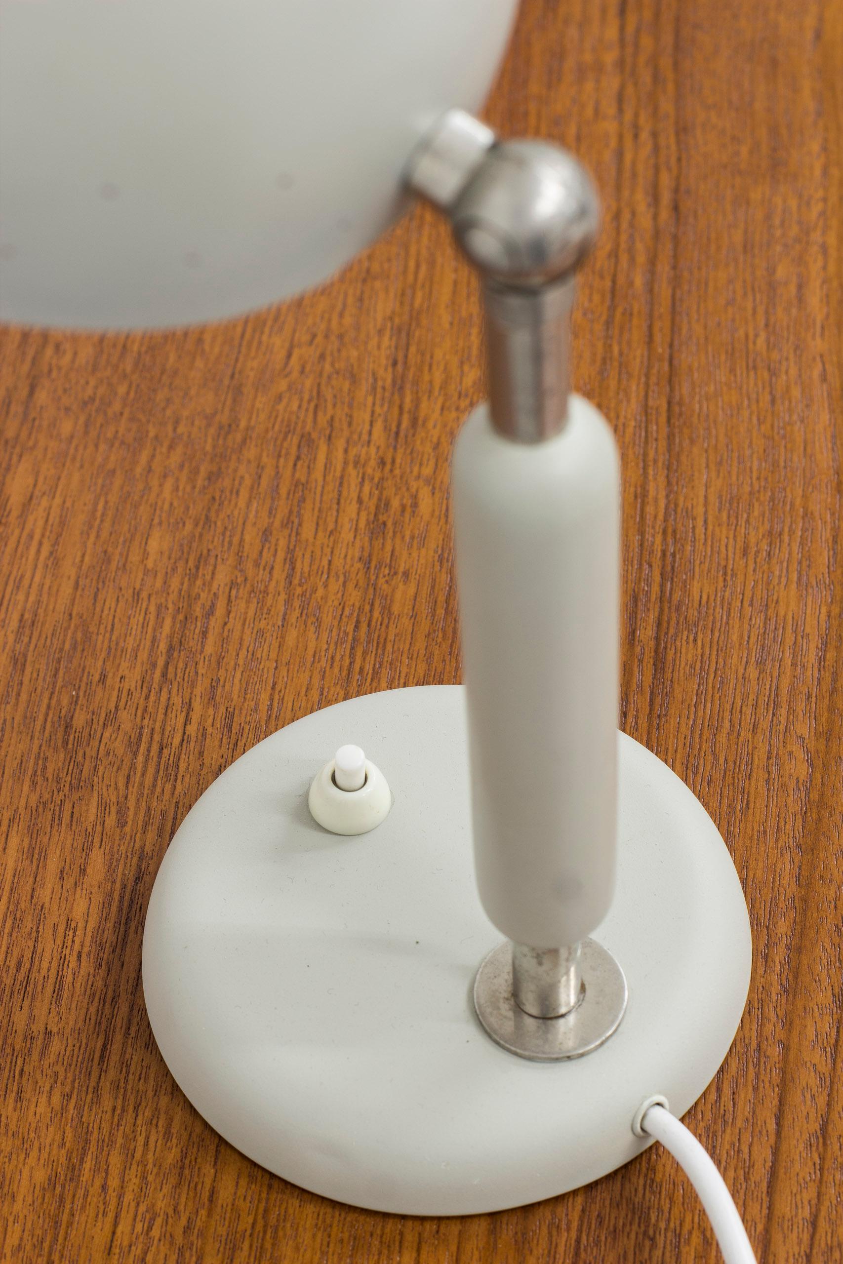 Milieu du XXe siècle Lampe de table nickelée par Harald Notini pour Böhlmarks, Suède, années 1940-50 en vente