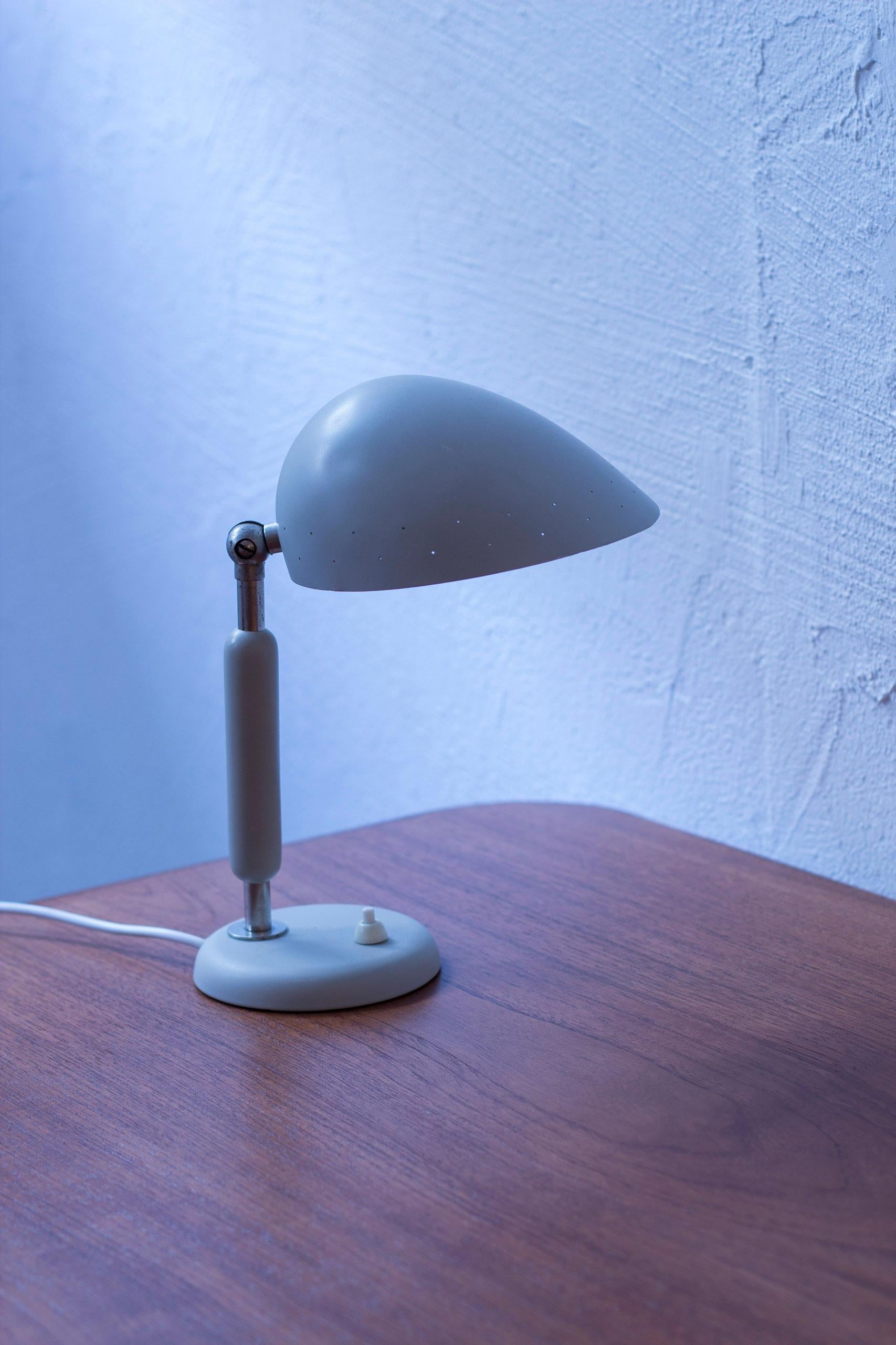 Nickel plated table Lamp by Harald Notini for Böhlmarks, Sweden, 1940-50s For Sale 2