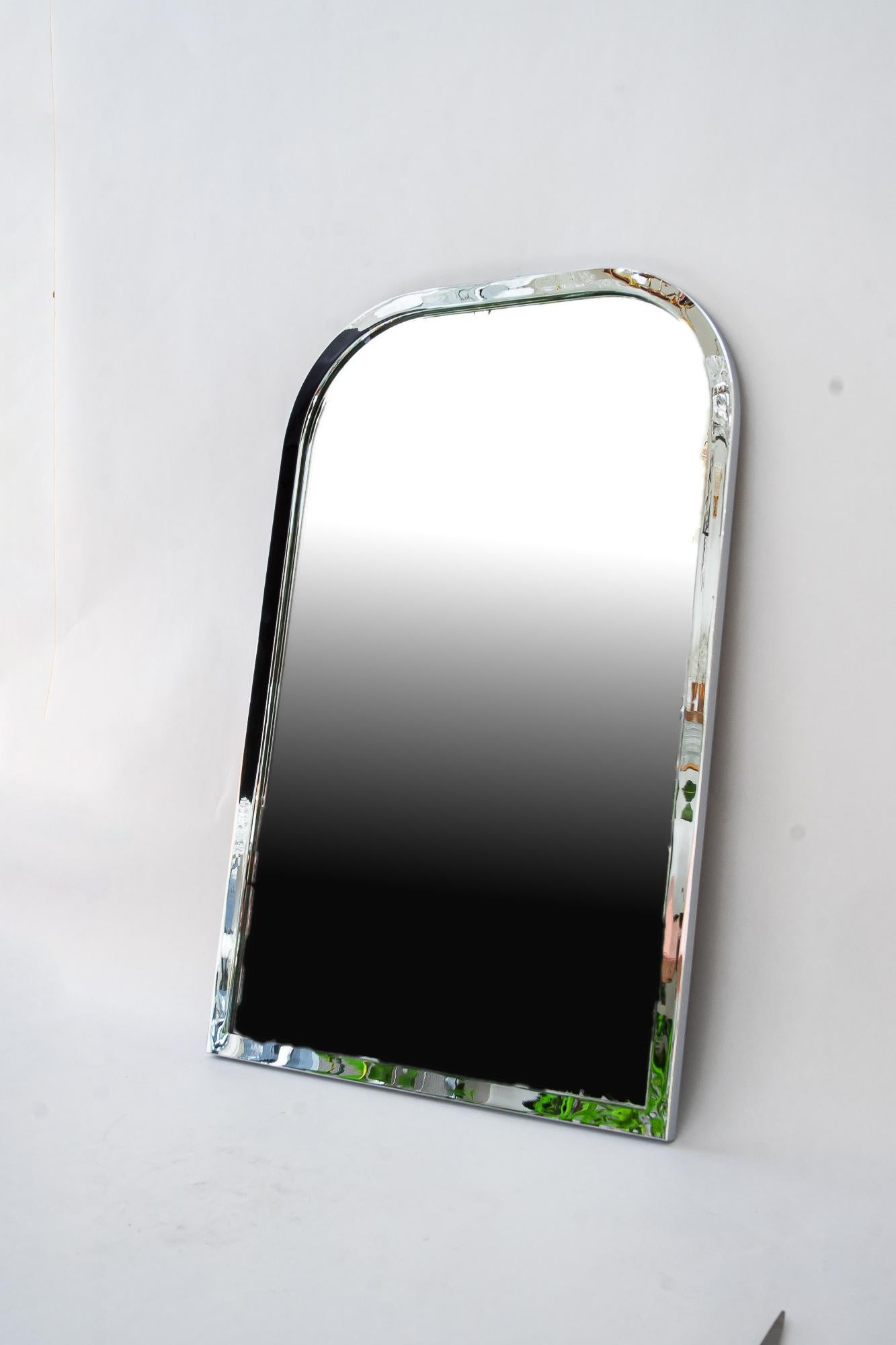 Mid-Century Modern Miroir mural nickelé avec miroir d'origine à l'intérieur vienne vers 1970 en vente