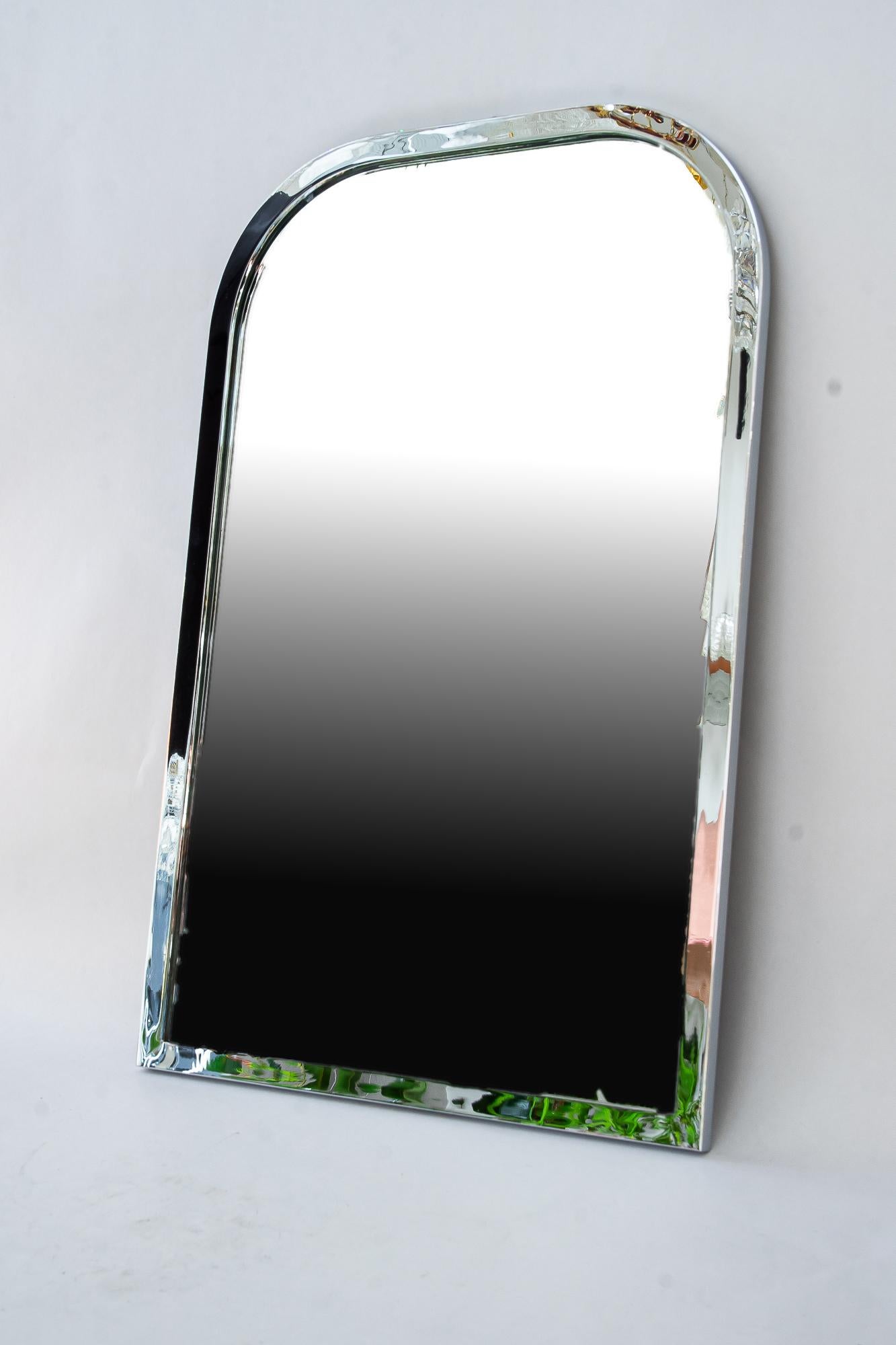 Autrichien Miroir mural nickelé avec miroir d'origine à l'intérieur vienne vers 1970 en vente