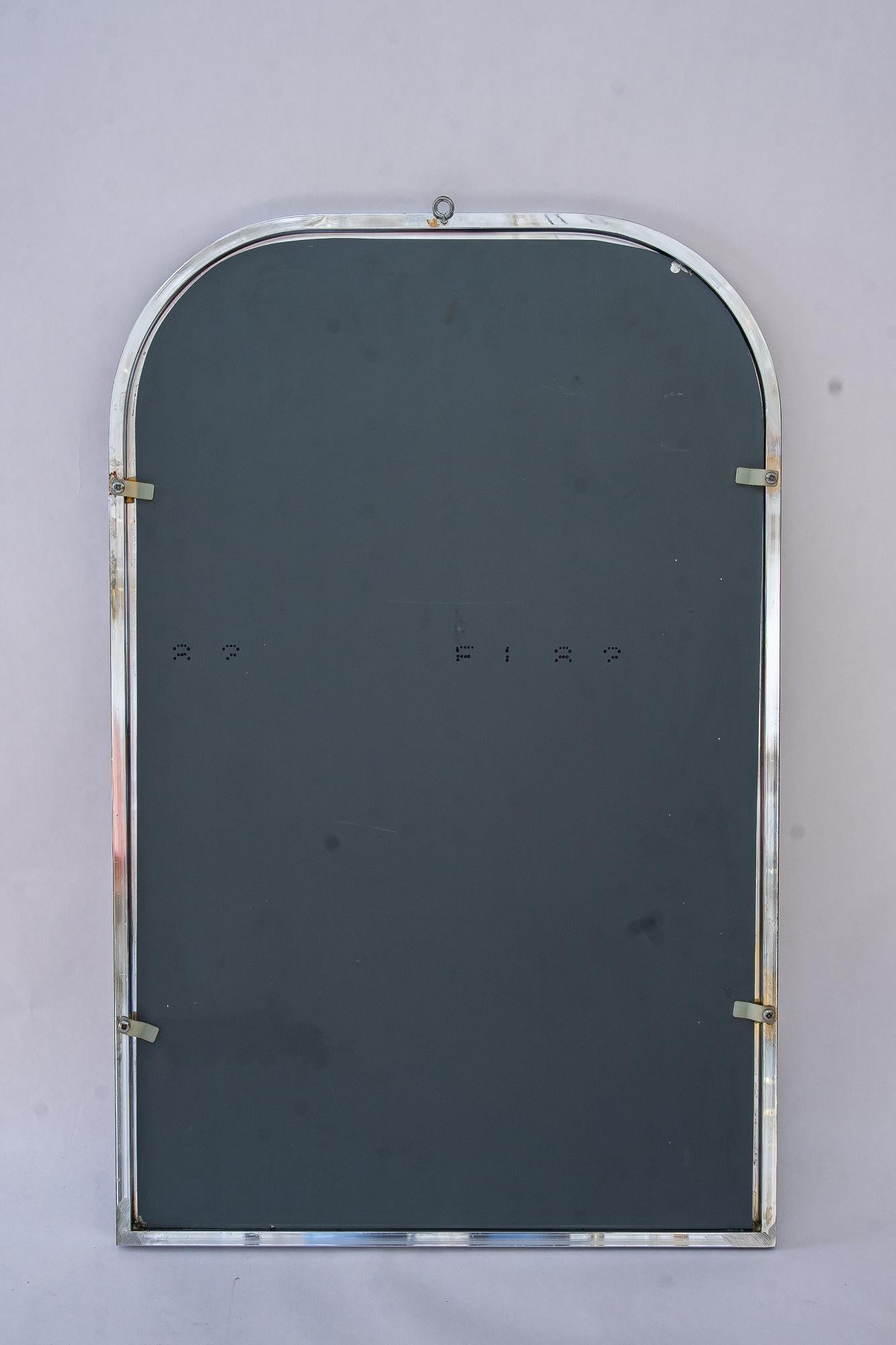 Fin du 20e siècle Miroir mural nickelé avec miroir d'origine à l'intérieur vienne vers 1970 en vente