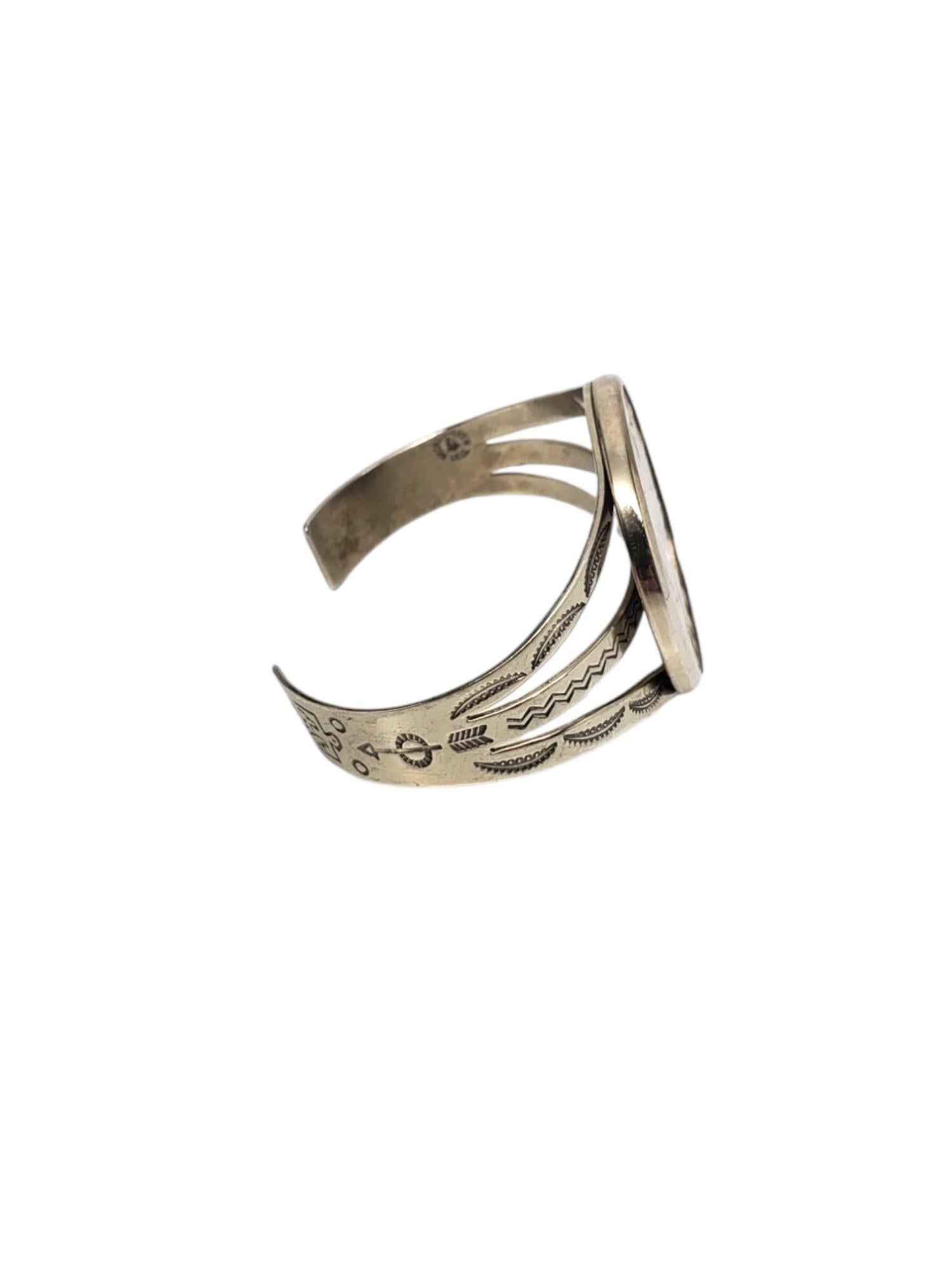Nickel Silver 1925 Silver Peace Dollar Cuff Bracelet-

This unique bracelet crafted in nickel silver features a 1925 silver peace dollar on a Aztec cuff.

Size: 6.5  in. x 1.5 in.

Stamp: NICKEL SILVER BELL

Weight: 27.7 dwt / 43.2 gr.

Very good