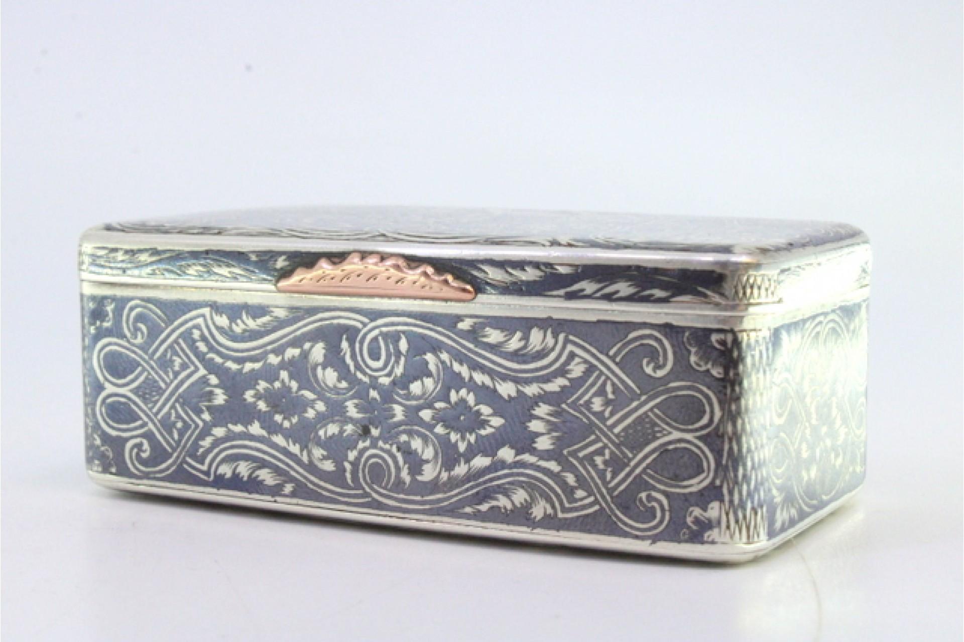 Beschreibung: Schnupftabakdose aus vernickeltem Silber im russischen Stil mit floralen Motiven und Schnörkeln, Goldverzierung am Verschluss und Scharnierdeckel. Metall: Silber. Herkunft: Russisch. Marke: Moskau. Gewicht: 127,8 Gramm. Abmessungen: