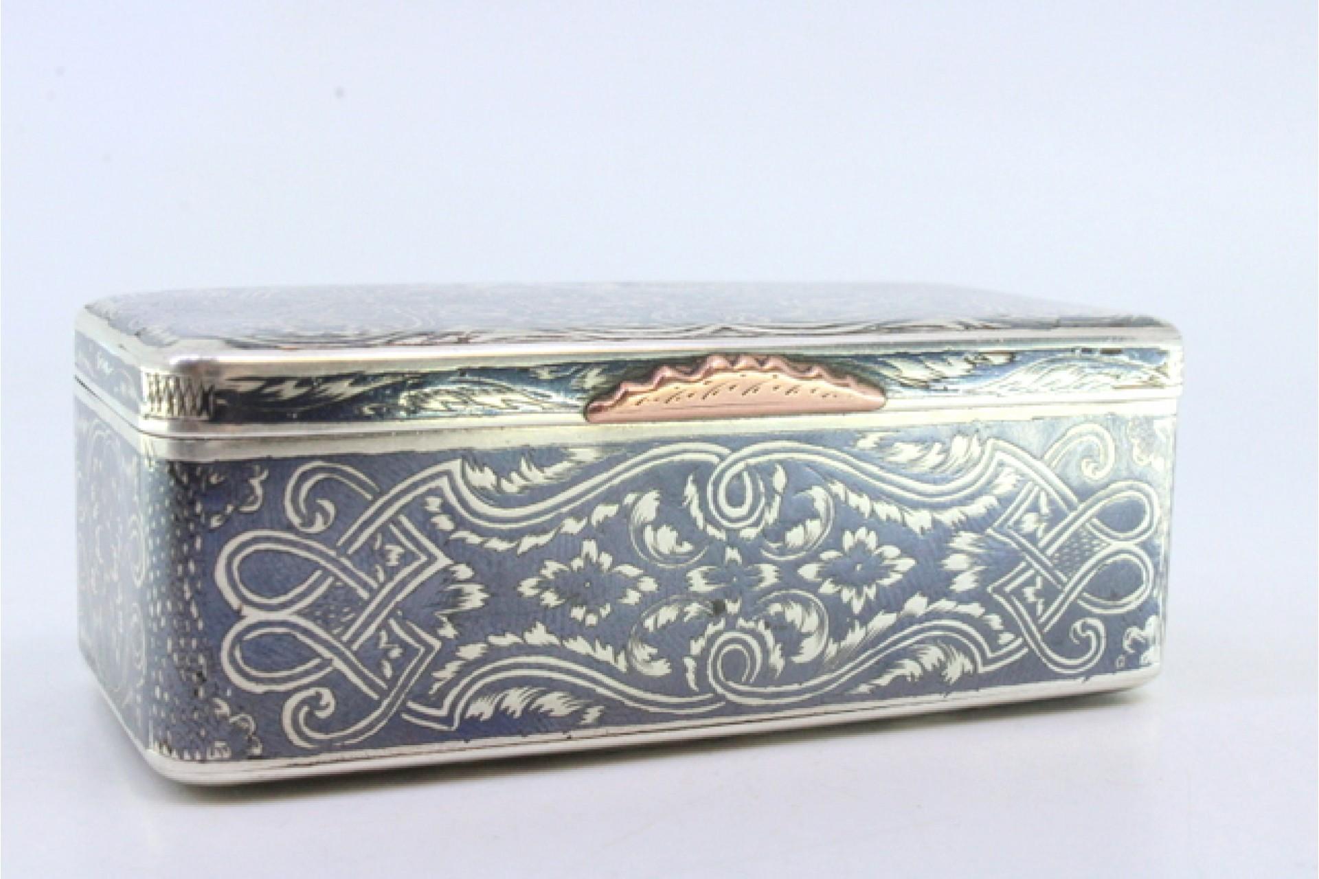 Nickel-silver snuff box with Russian floral scrolls and gold clasp (Europäisch) im Angebot