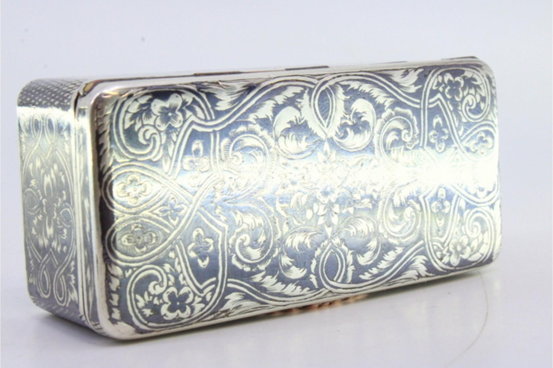 Nickel-silver snuff box with Russian floral scrolls and gold clasp im Zustand „Gut“ im Angebot in Porto, PT
