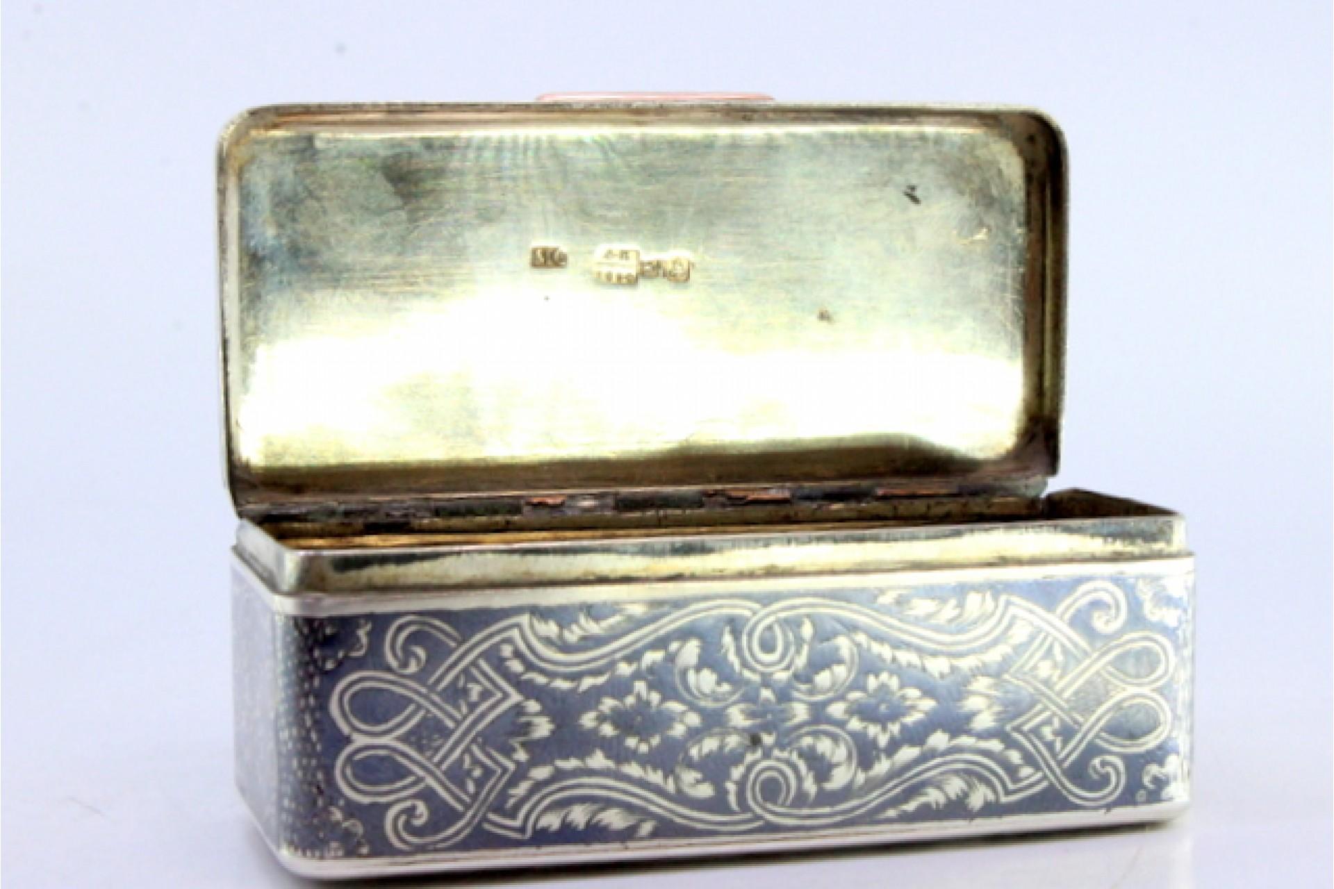 Nickel-silver snuff box with Russian floral scrolls and gold clasp (19. Jahrhundert) im Angebot