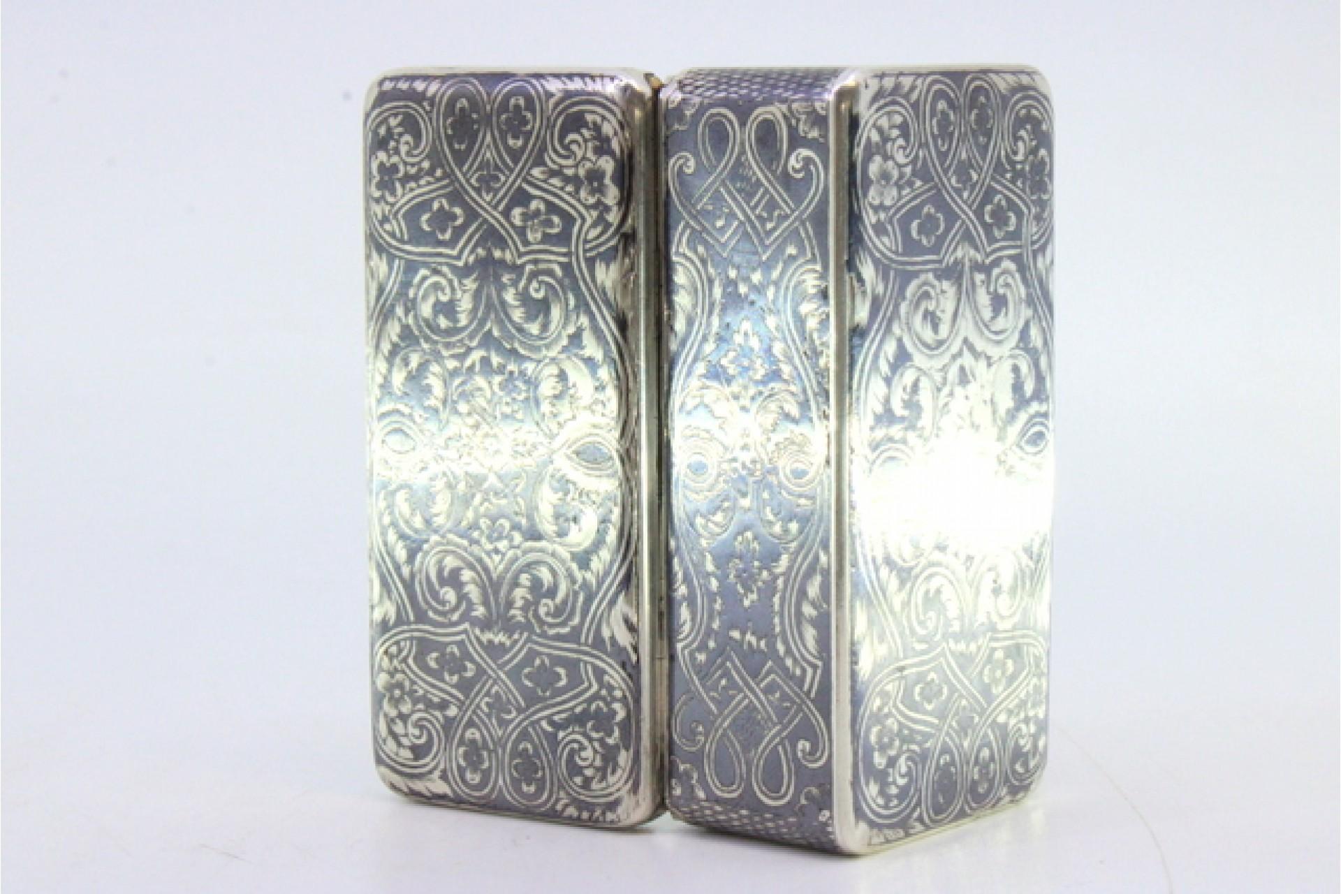 Nickel-silver snuff box with Russian floral scrolls and gold clasp (Silber) im Angebot