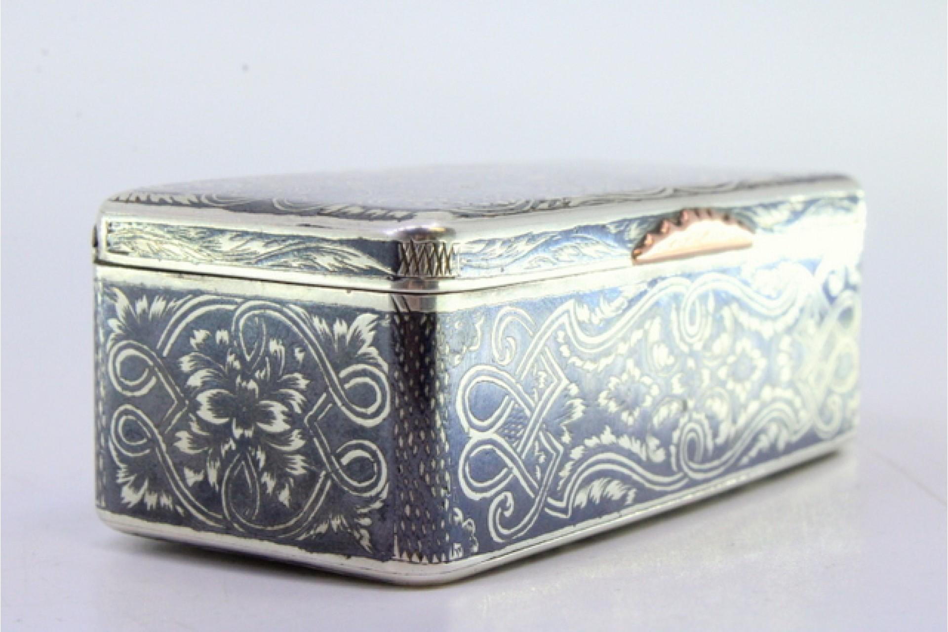 Nickel-silver snuff box with Russian floral scrolls and gold clasp im Angebot 1