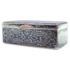 Nickel-silver snuff box with Russian floral scrolls and gold clasp