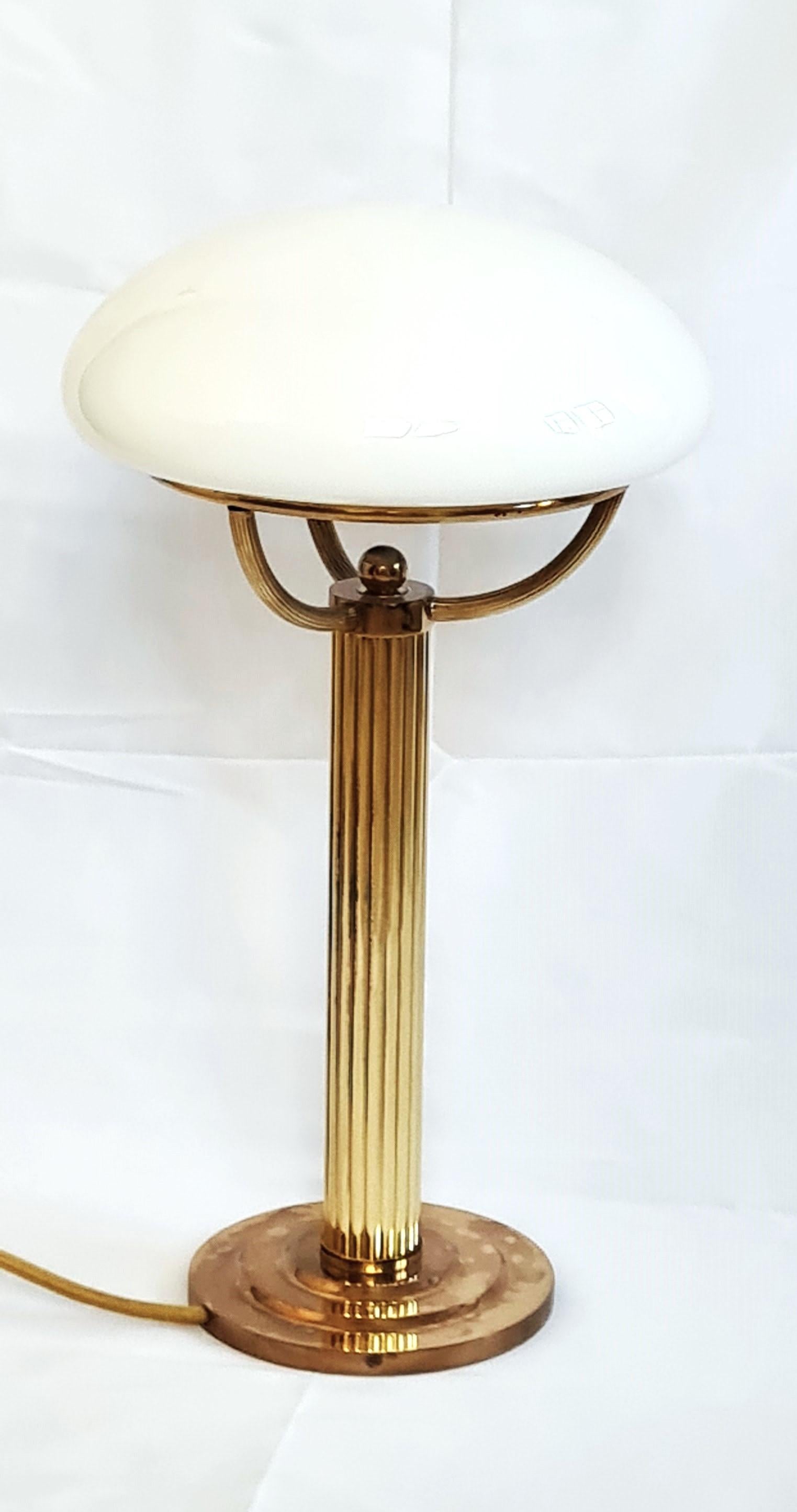 Lampe de cuisine en bois verni et en verre optique.
Entwurf Adolf Loos für Villa Steiner 1910.
Mise à jour en 1960
1 Sockel E27