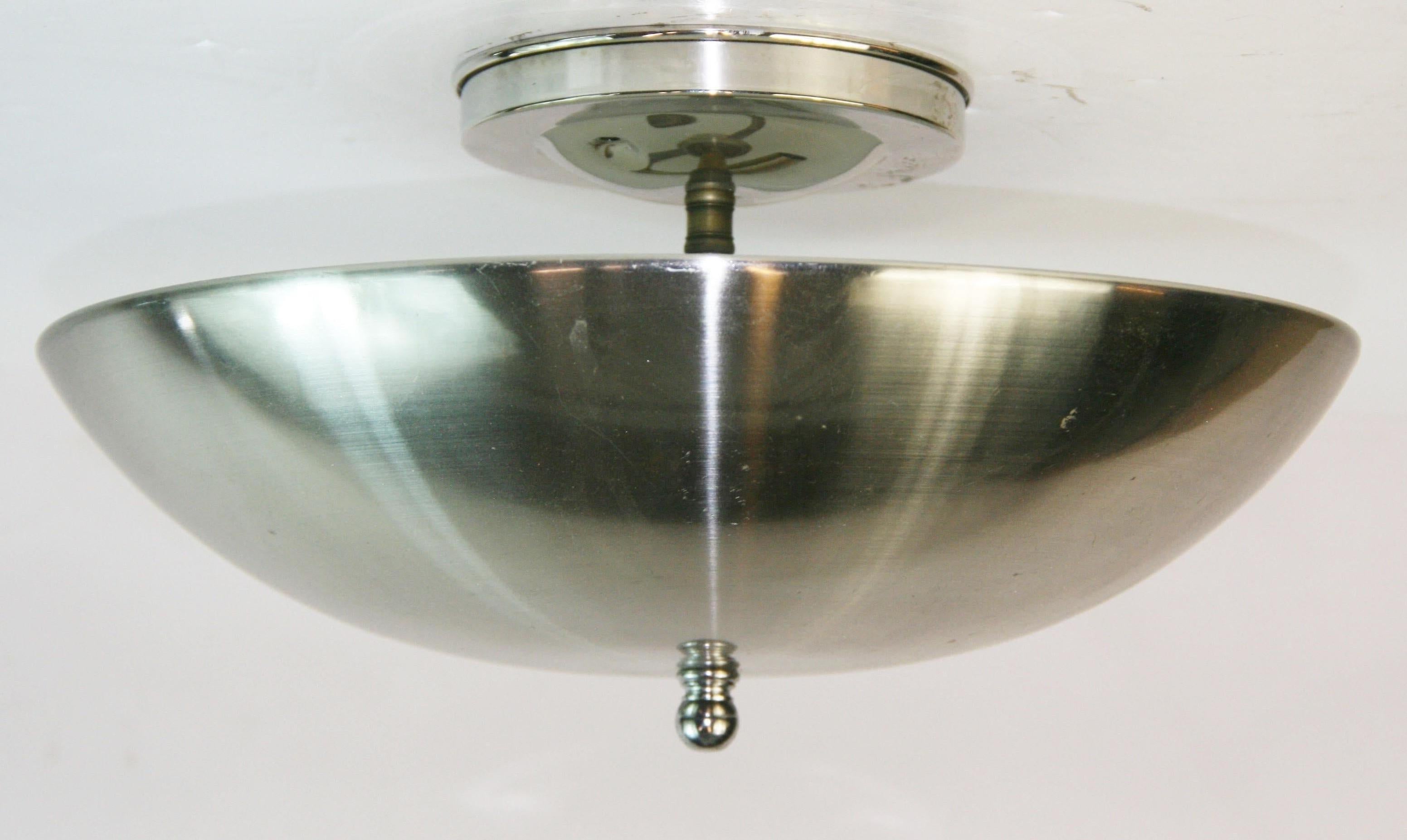 5229 Boîte à boutons nickelée à 2 lumières avec surface réfléchissante intérieure blanche
Accepte 2 ampoules candélabres de 60 watts