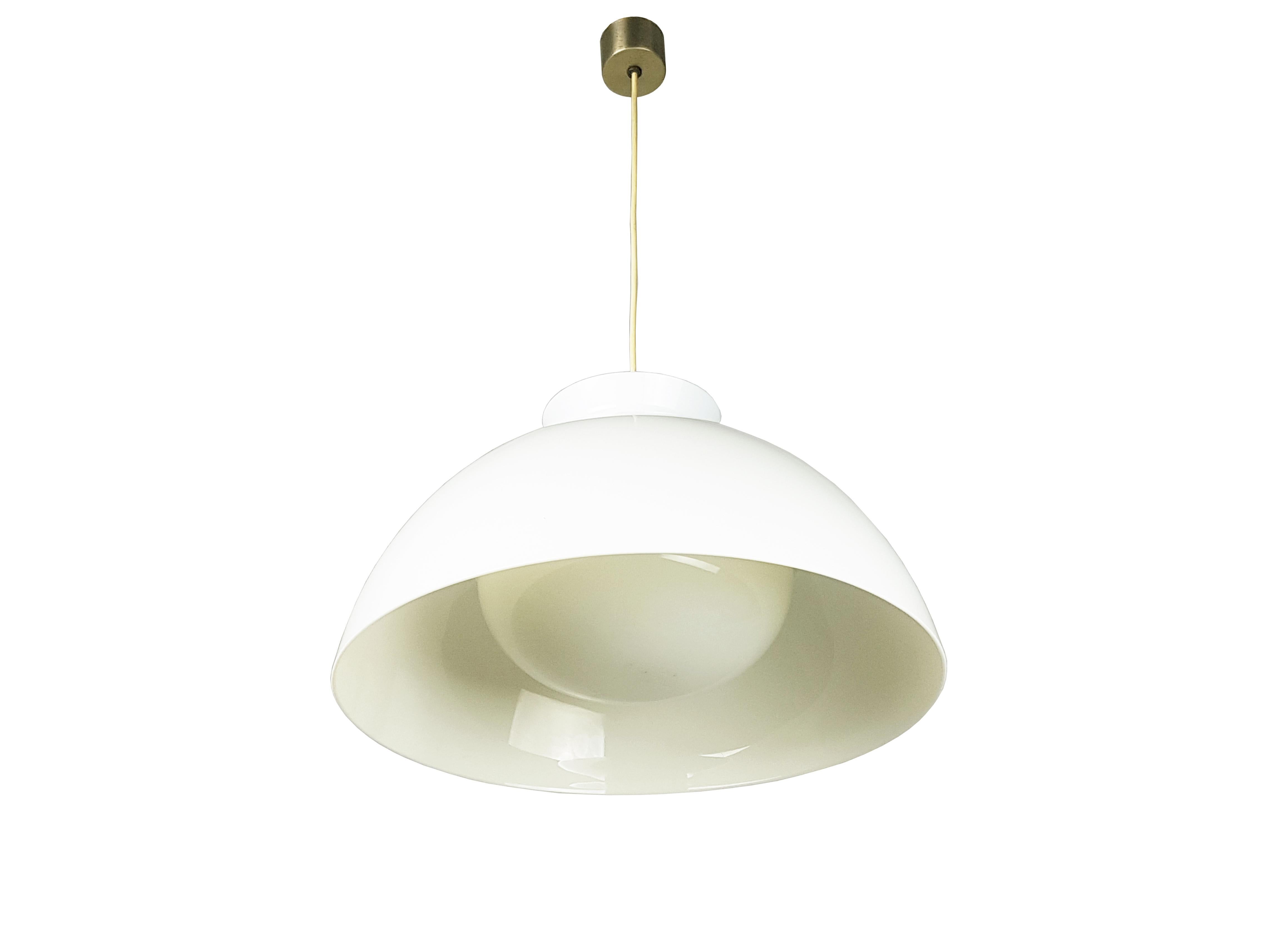 Rare pendant lamp design by Achille and Pier Giacomo Castiglioni in 1959.
White methacrylate double shades with nickel plated brass finishes.
Original working wiring with 1 E27 lamp socket.
The lamp is made up of 2 main lampshades: a small one
