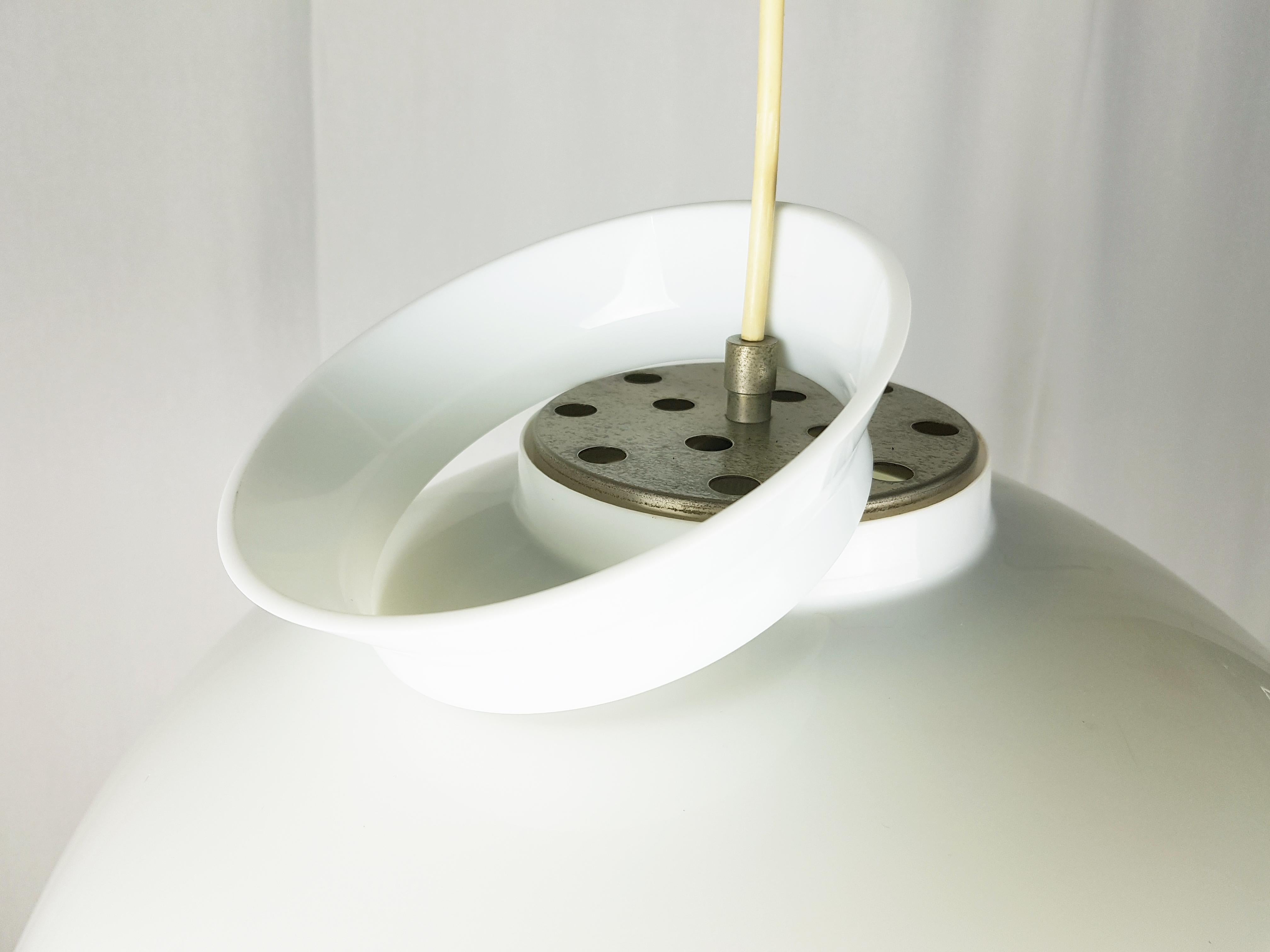 italien Lampe à suspension en nickel et méthacrylate blanc 4006 de Castiglioni bros pour Kartell en vente