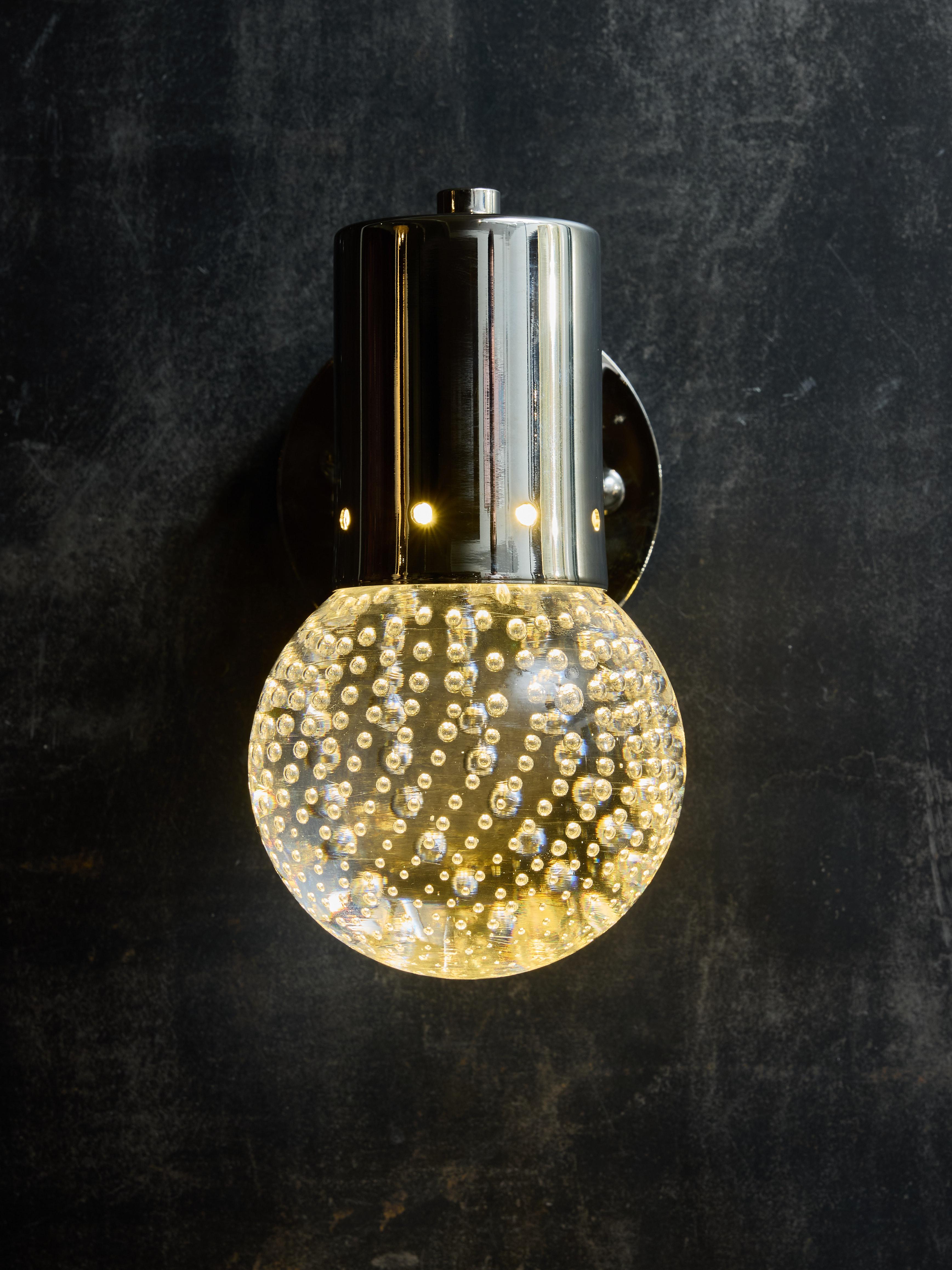 Moderne Appliques murales en laiton nickelé avec globe en verre de Murano bullé en vente
