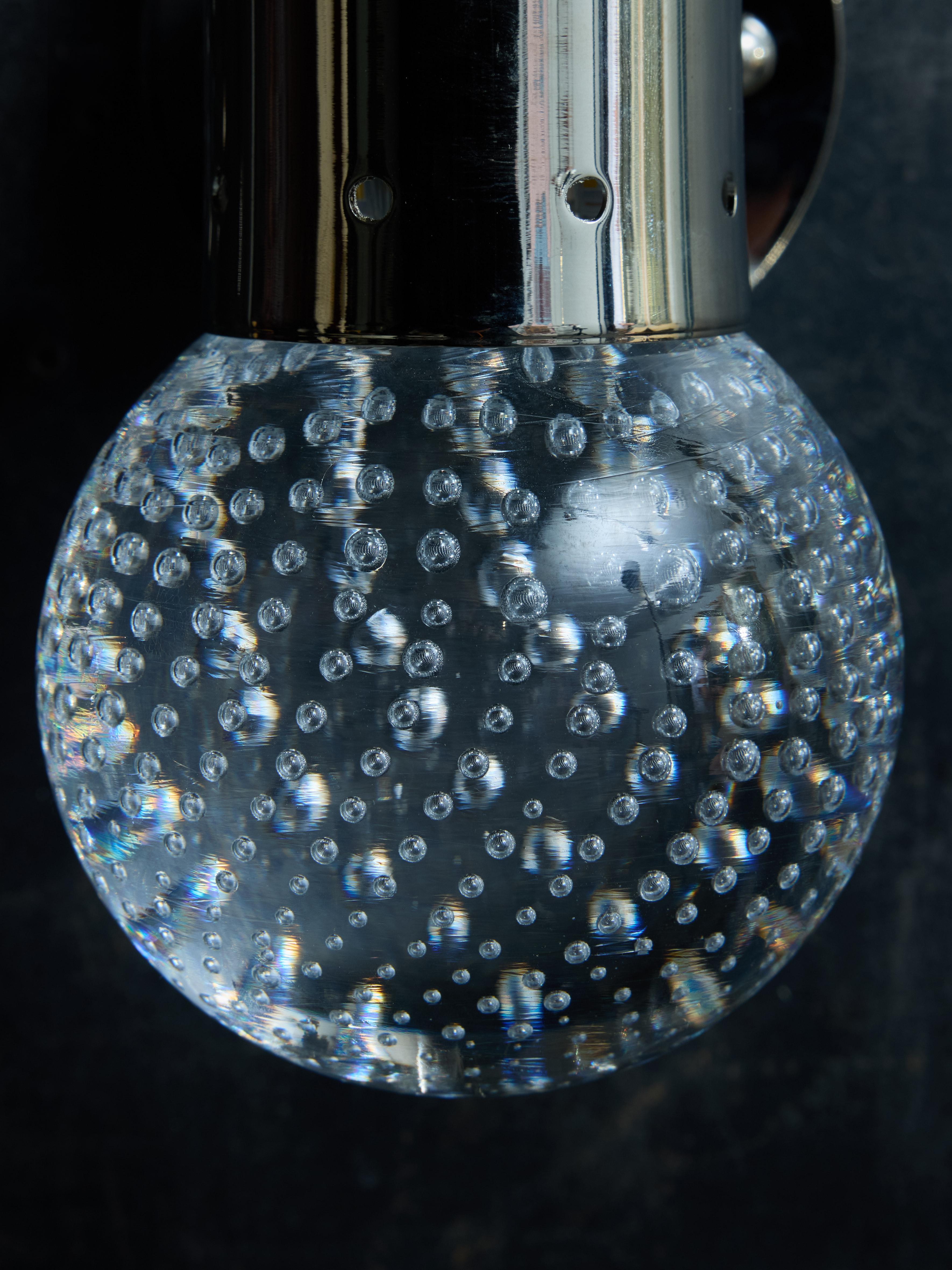 XXIe siècle et contemporain Appliques murales en laiton nickelé avec globe en verre de Murano bullé en vente
