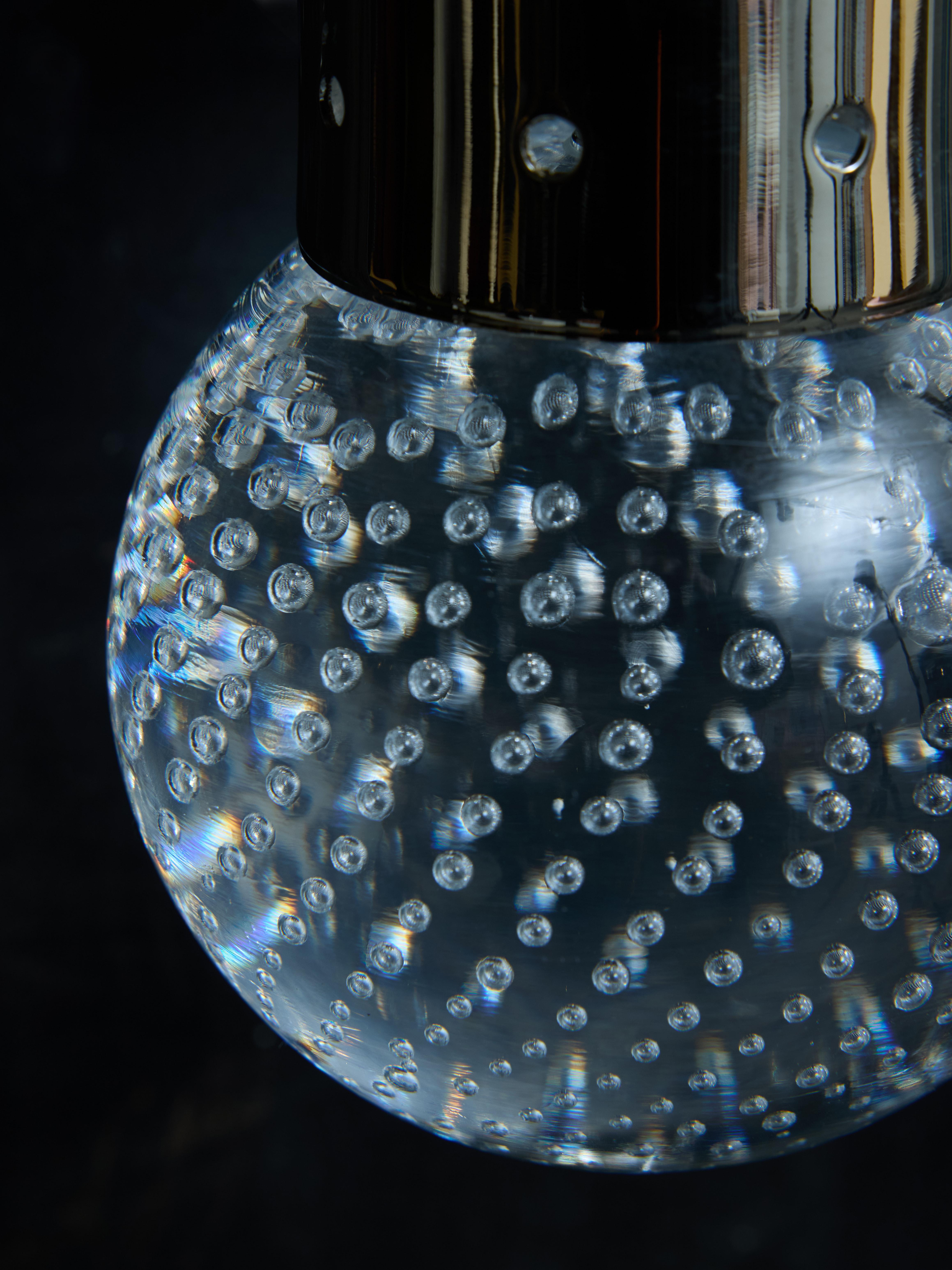 Laiton Appliques murales en laiton nickelé avec globe en verre de Murano bullé en vente