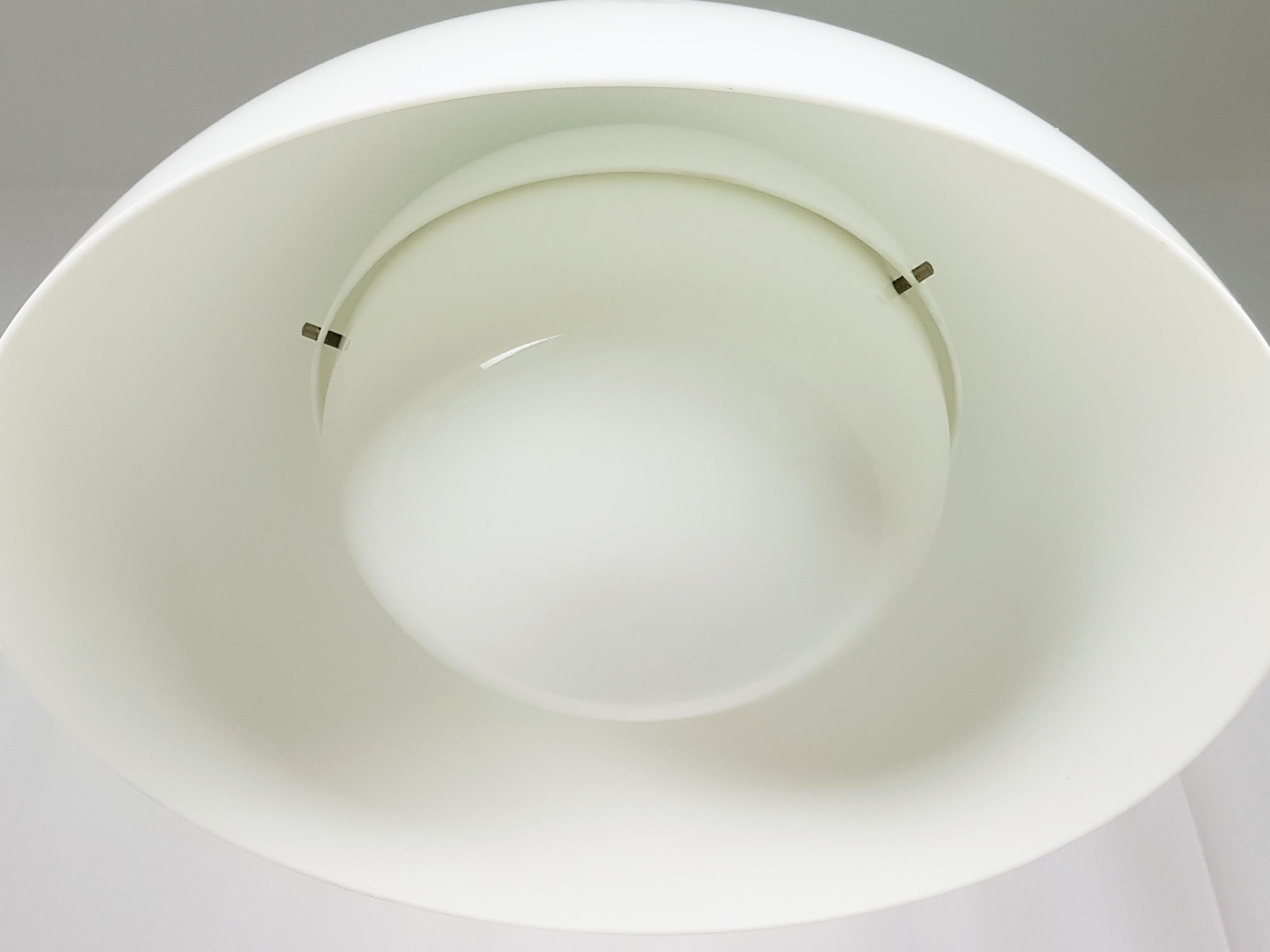 White methacrylate double shades with nickel plated brass finishes.
Original working wiring with 1 E27 lamp socket.
Overall very good condition: the upper crown element is missing.